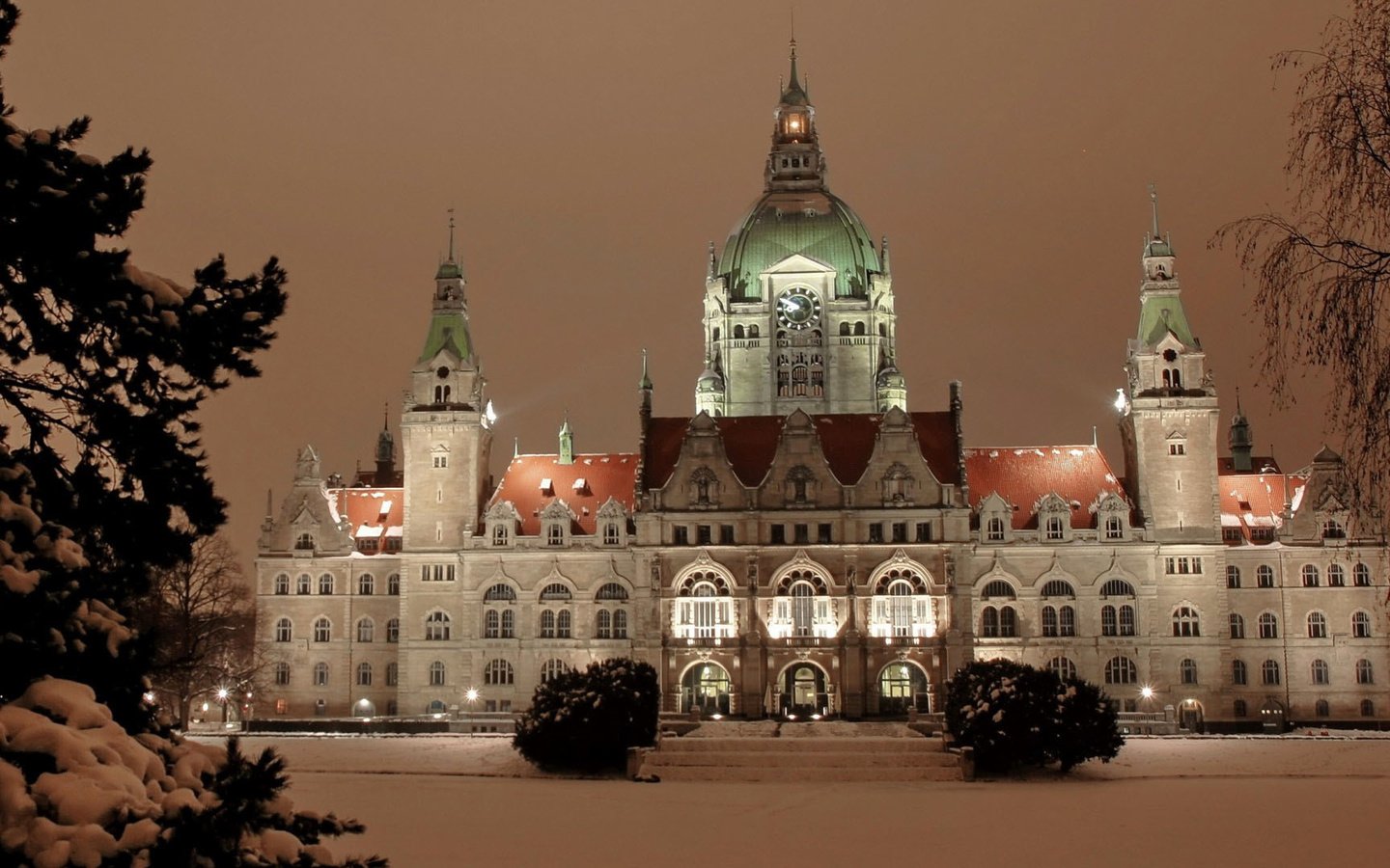 Обои снег, германия, зима, rathaus-hannover, ратуша, фото, город, дома, ель, здание, здания, snow, germany, winter, town hall, photo, the city, home, spruce, the building, building разрешение 1920x1080 Загрузить