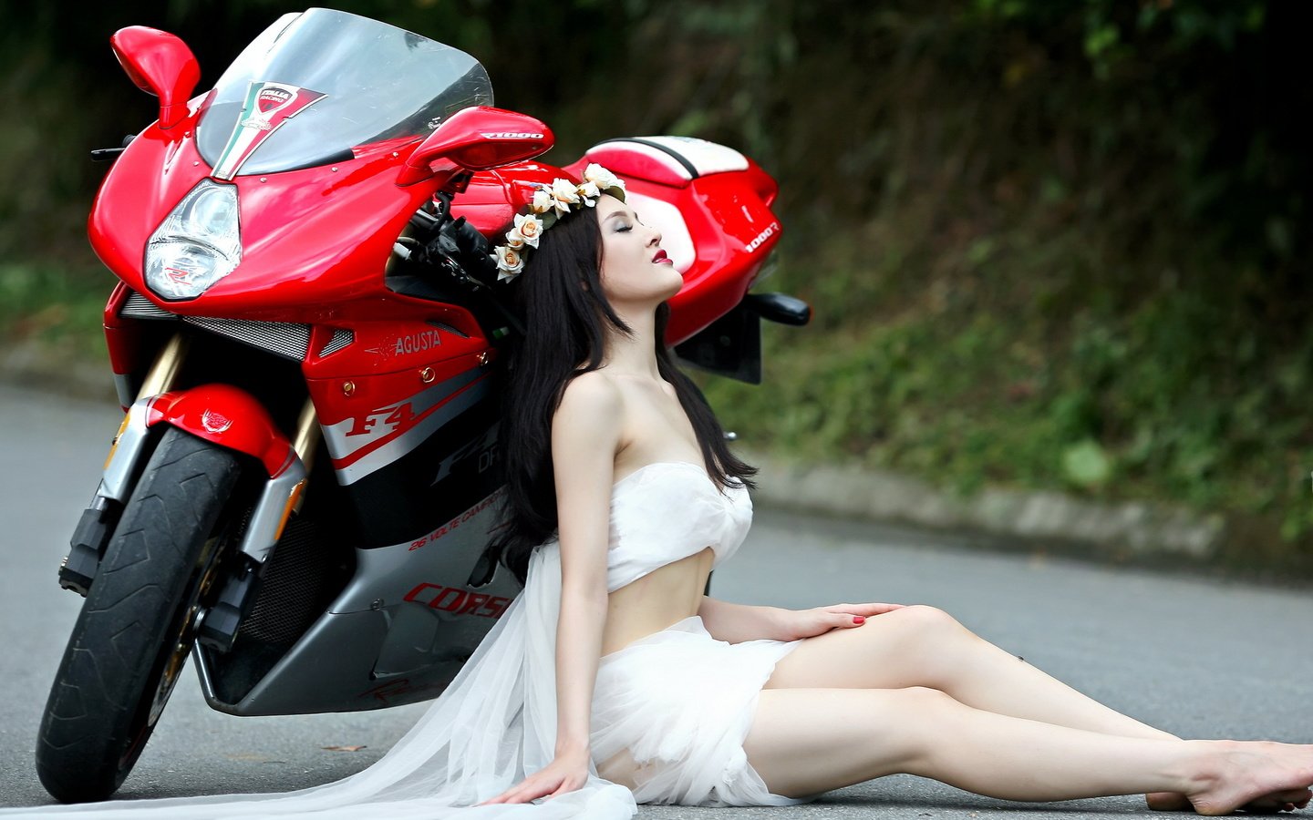 Обои девушка, улица, мотоцикл, girl, street, motorcycle разрешение 2560x1600 Загрузить