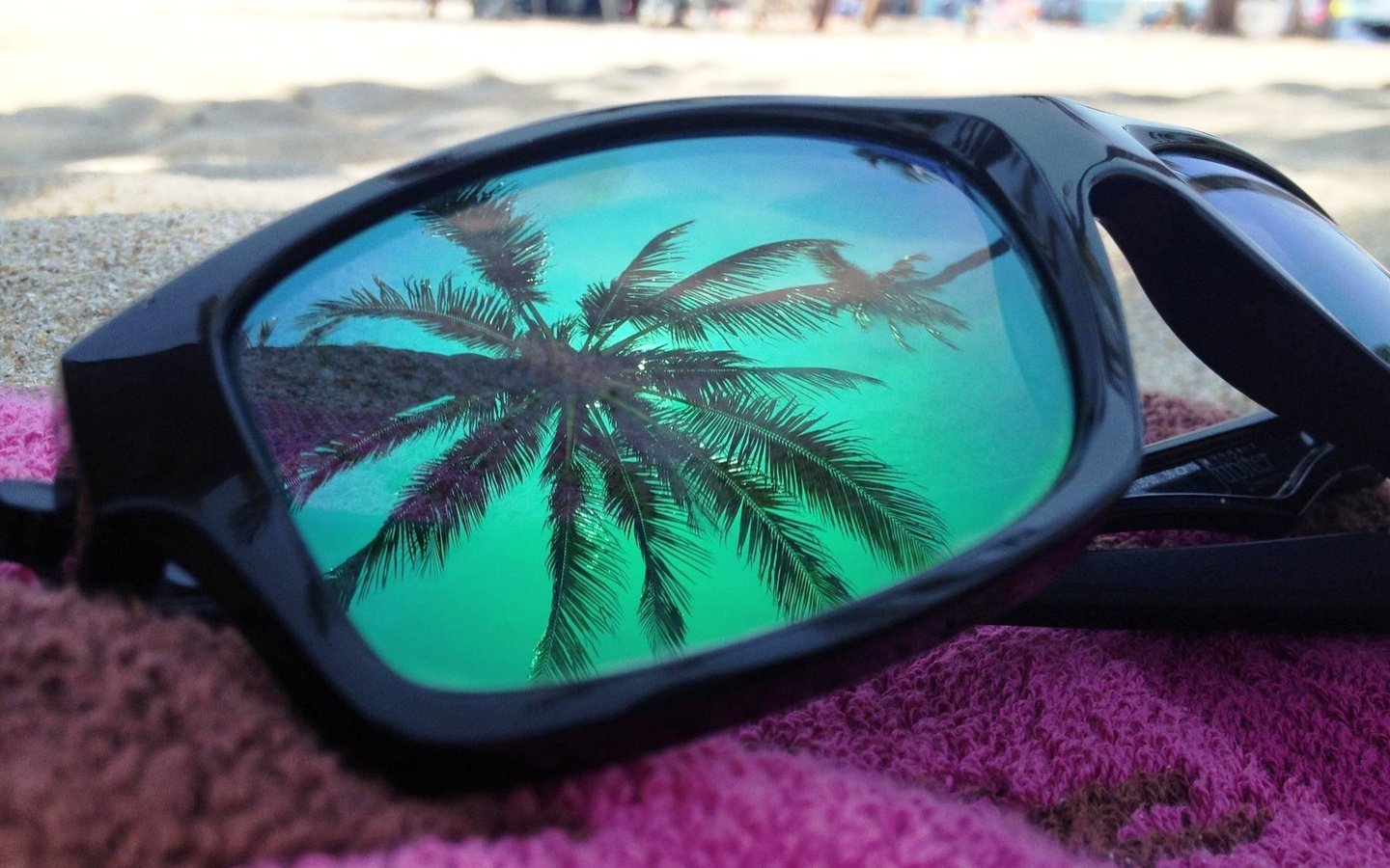 Обои пляж, очки, полотенце, солнцезащитные очки, солнцезащитные, пальма в отражении, beach, glasses, towel, sunglasses, sun, the palm tree in the reflection разрешение 3000x1834 Загрузить