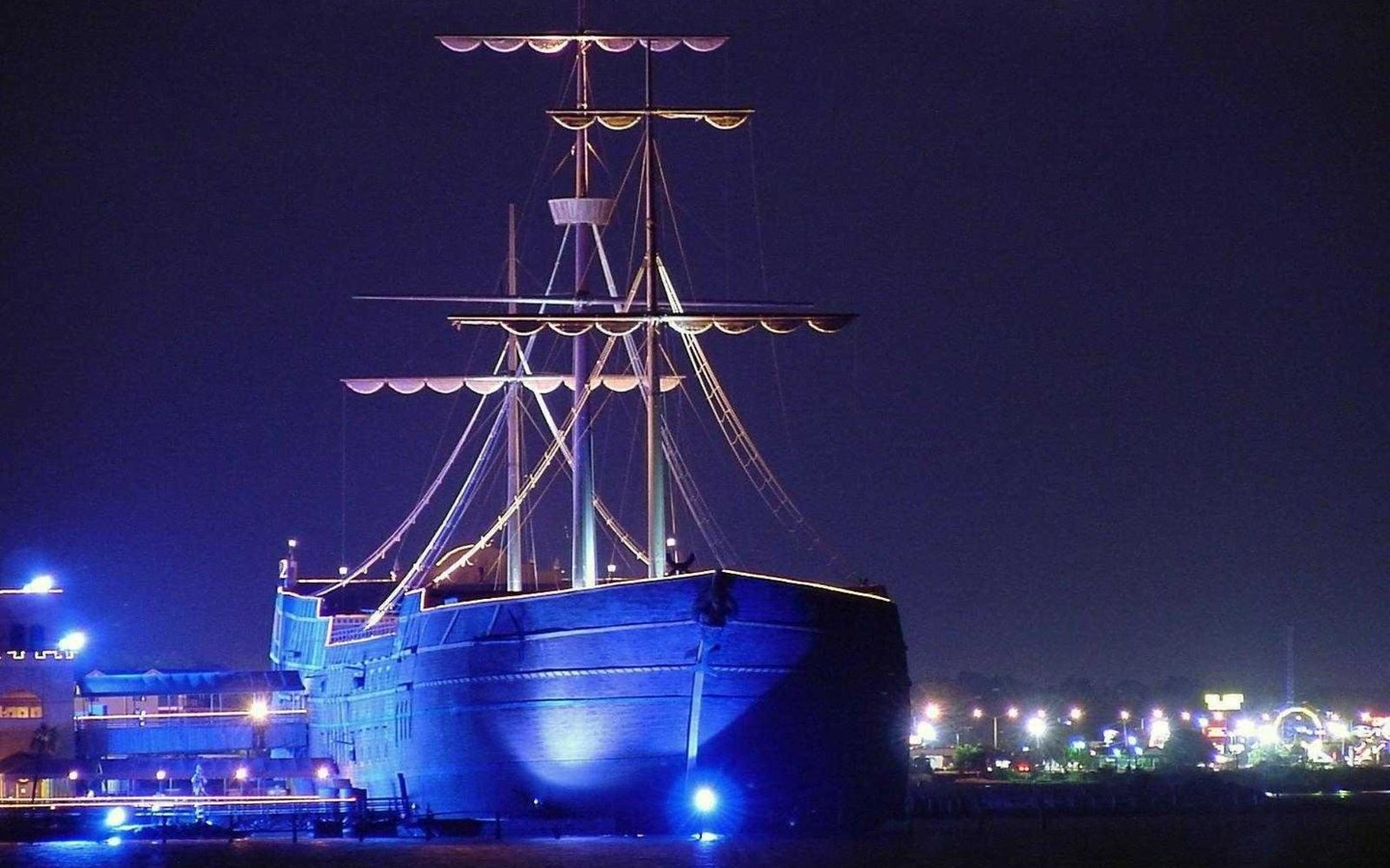 Обои корабль в красивой голубой подсветке, ship in beautiful blue illumination разрешение 2032x1524 Загрузить