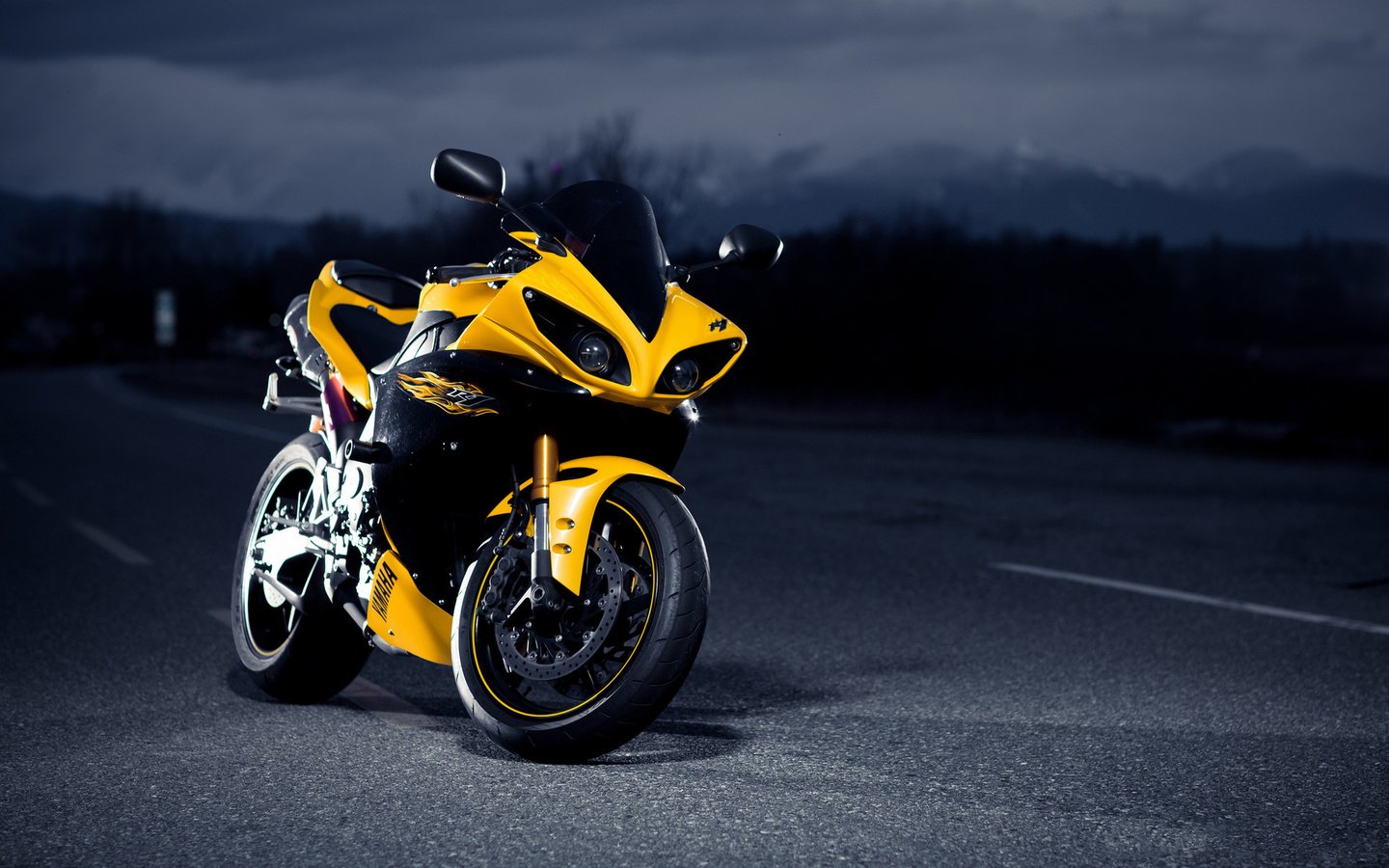 Обои черный, жёлтая, блака, ноч, супербайк, r1, ямаха, автодорога, black, yellow, night, superbike, yamaha, road разрешение 1920x1200 Загрузить