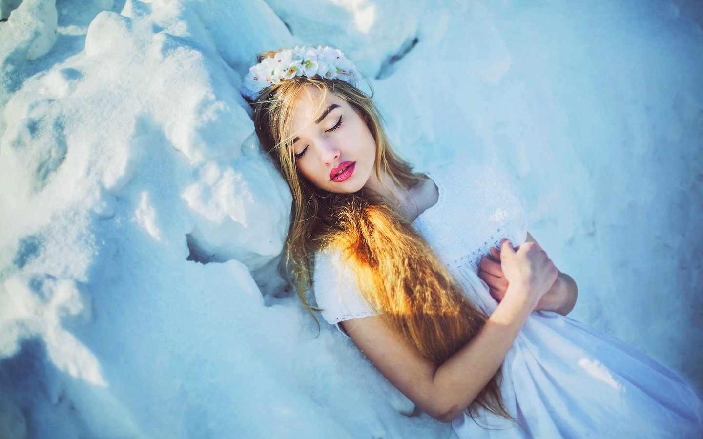 Обои снег, зима, девушка, блондинка, венок, snow, winter, girl, blonde, wreath разрешение 1920x1200 Загрузить