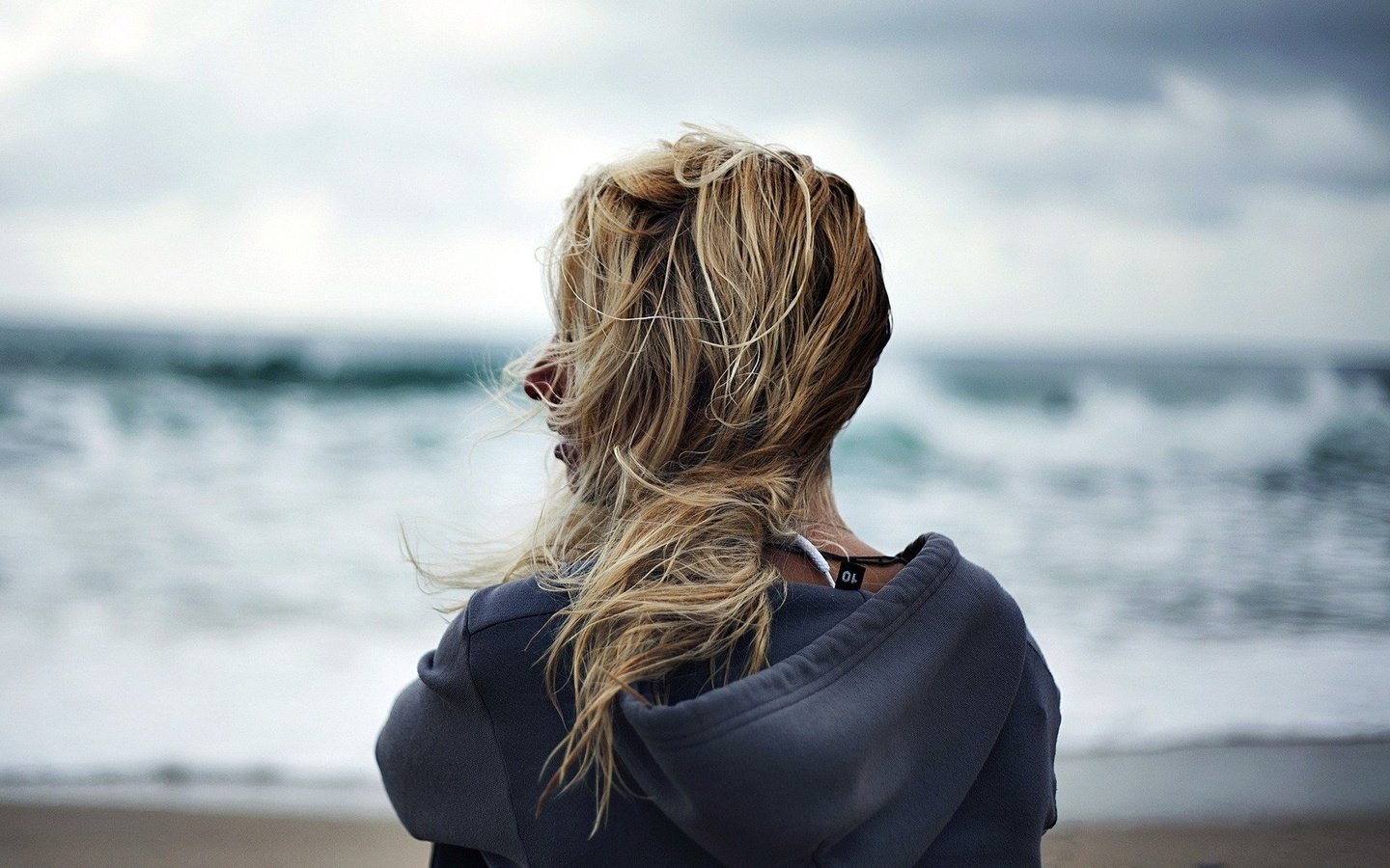 Обои девушка, фон, море, блондинка, волосы, ветер, girl, background, sea, blonde, hair, the wind разрешение 1920x1200 Загрузить