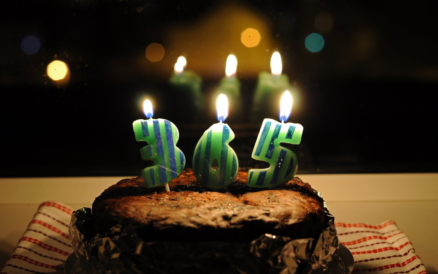 Обои свечи, праздник, торт, угощение, candles, holiday, cake, treat разрешение 2560x1700 Загрузить