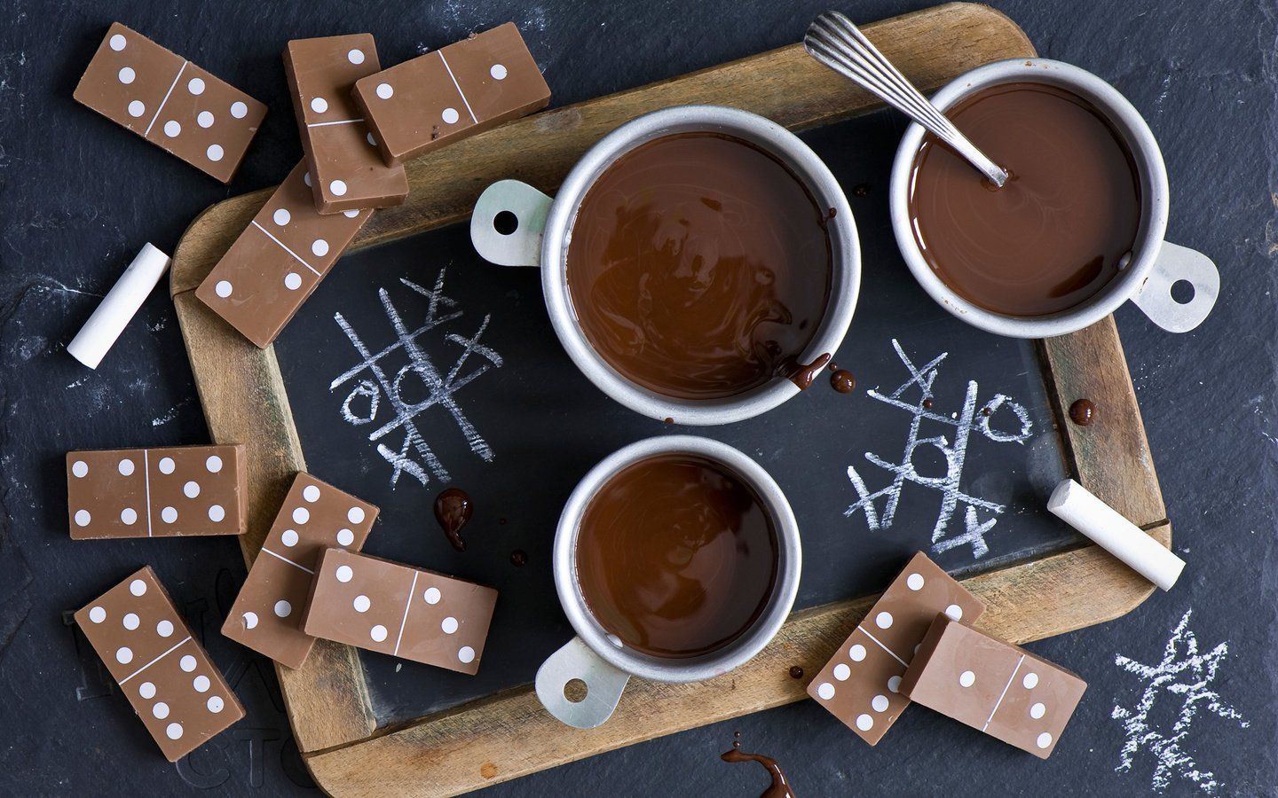 Обои шоколад, сладкое, чашки, домино, chocolate, sweet, cup, domino разрешение 2000x1355 Загрузить