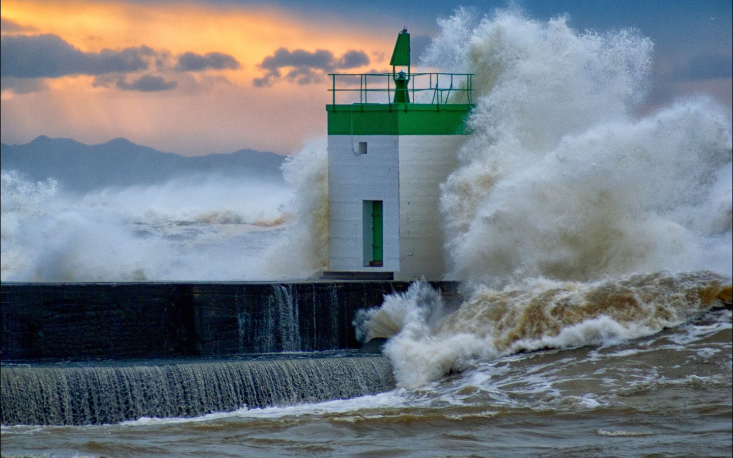 Обои море, маяк, волна, причал, морская пена, sea, lighthouse, wave, pier, sea foam разрешение 3674x2460 Загрузить