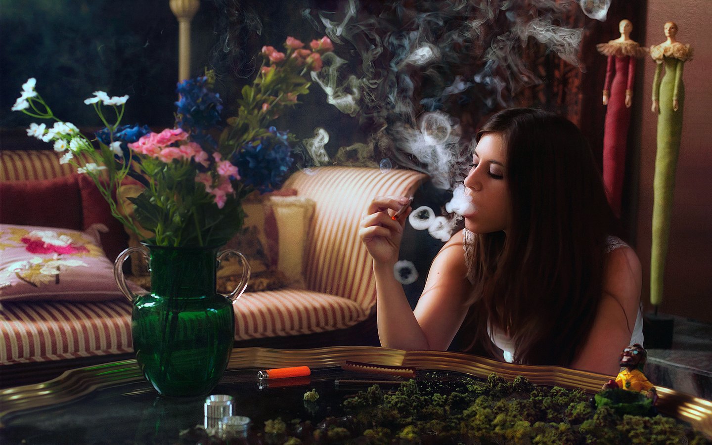 Загрузить обои цветы, девушка, дым, стол, курит, ваза, flowers, girl, smoke, tabl...