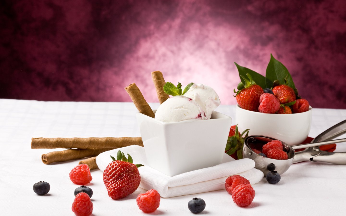 Обои малина, мороженое, клубника, ягоды, черника, трубочки, raspberry, ice cream, strawberry, berries, blueberries, tube разрешение 2560x1600 Загрузить