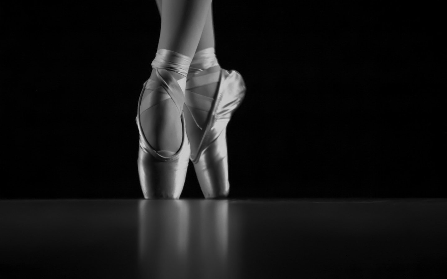 Обои чёрно-белое, танец, балет, балерина, пуанты, kryziz bonny, black and white, dance, ballet, ballerina, pointe shoes разрешение 1920x1280 Загрузить