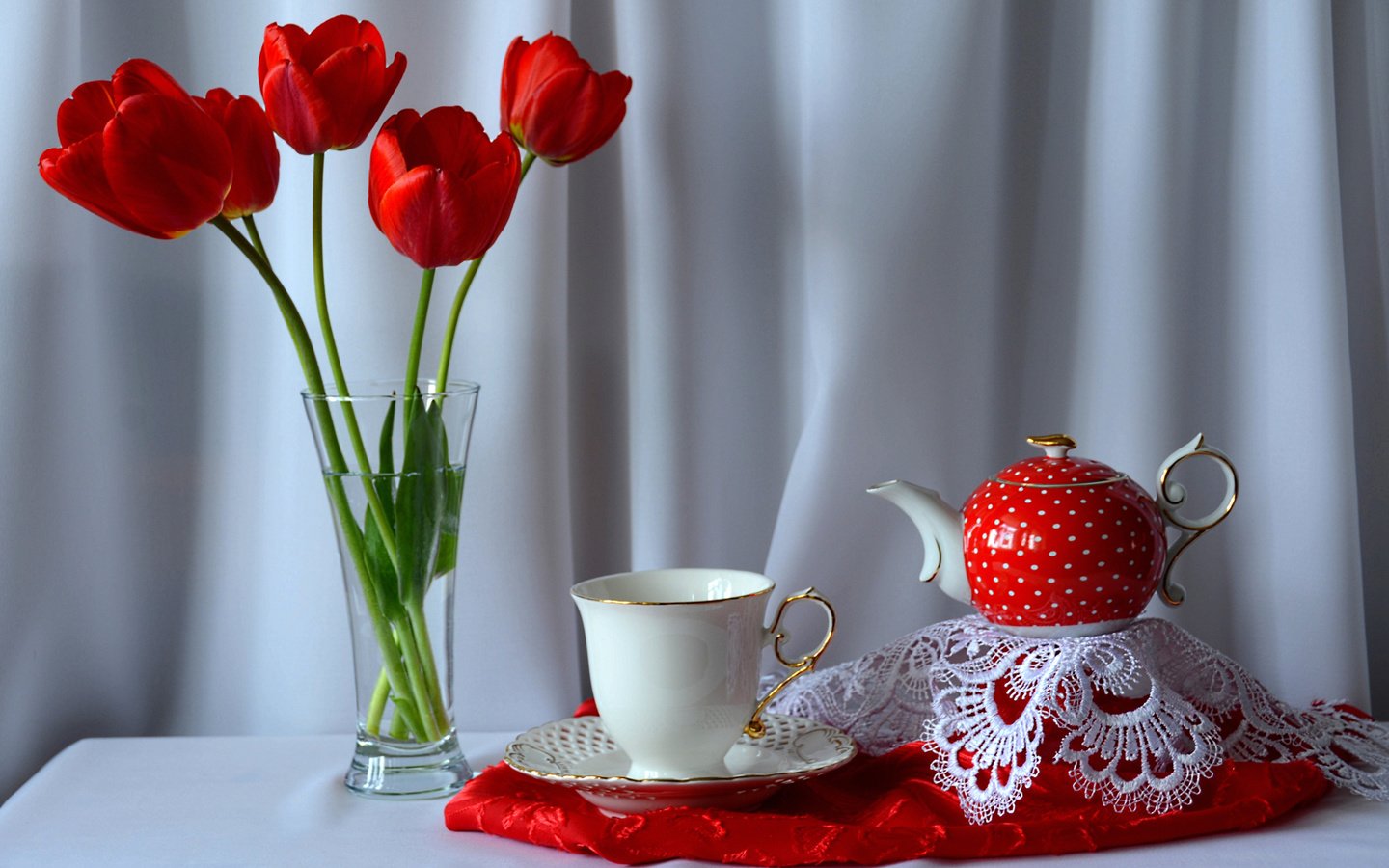 Обои цветы, кружка, тюльпаны, ваза, чай, чайник, натюрморт, flowers, mug, tulips, vase, tea, kettle, still life разрешение 2048x1354 Загрузить