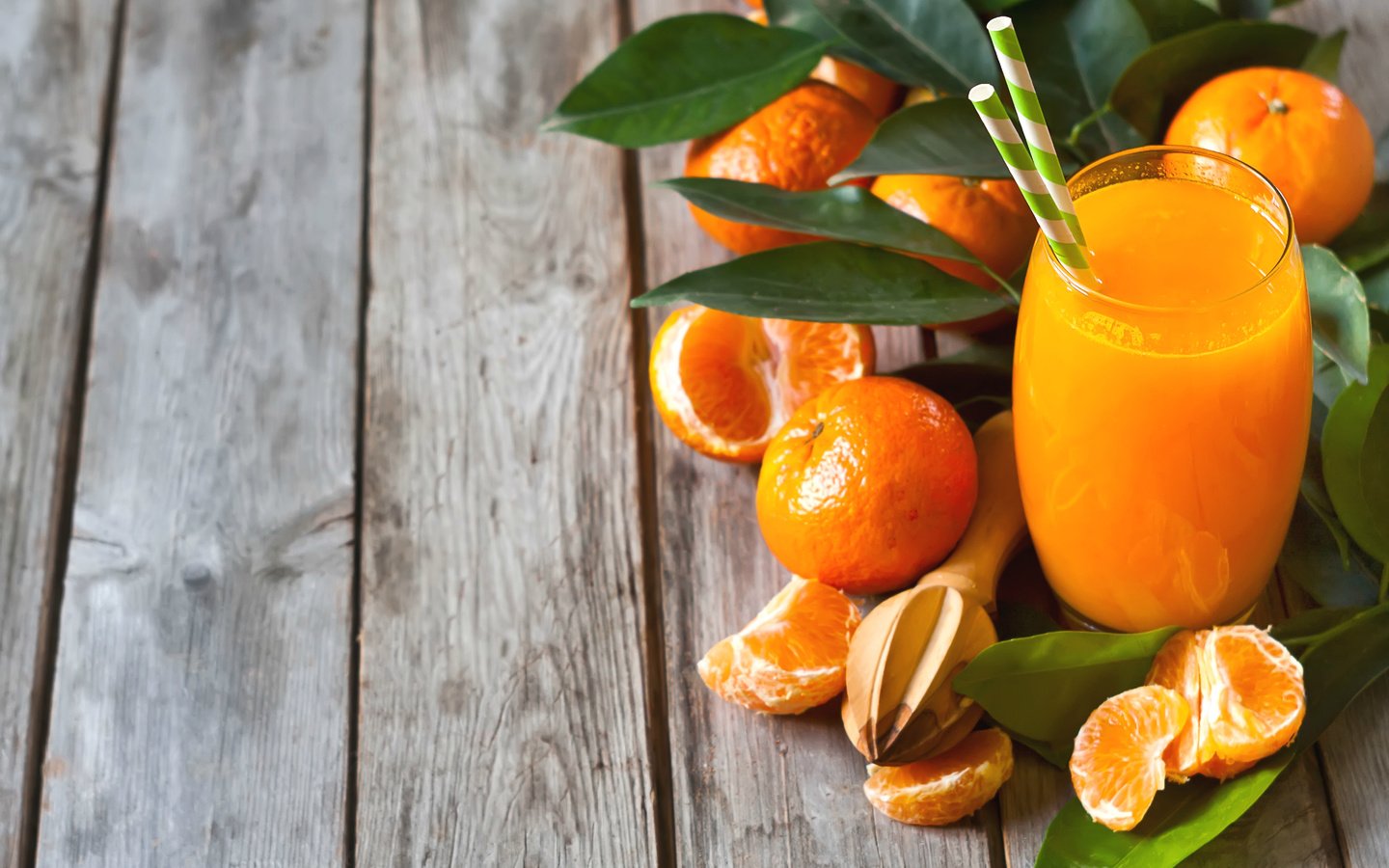 Обои фрукты, апельсины, стакан, мандарины, цитрусы, трубочки, сок, фреш, fruit, oranges, glass, tangerines, citrus, tube, juice, fresh разрешение 2400x1600 Загрузить