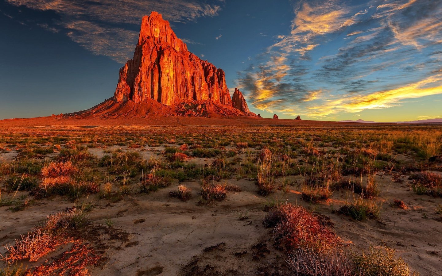 Обои природа, пейзаж, скала, пустыня, нью-мексико, горная порода, rock formation, shiprock peak, скала шипрок, крылатая скала, nature, landscape, rock, desert, new mexico разрешение 2048x1316 Загрузить