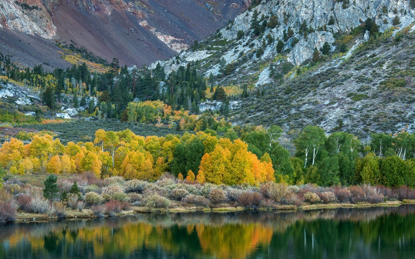 Обои деревья, озеро, горы, камни, осень, trees, lake, mountains, stones, autumn разрешение 2048x1314 Загрузить