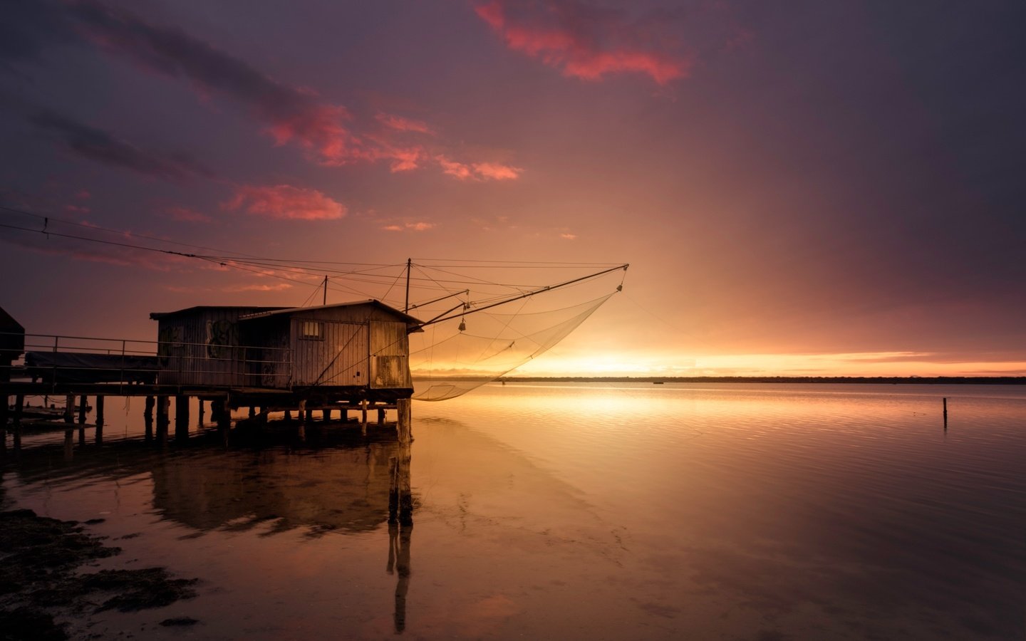 Обои озеро, рассвет, сеть, рыбацкая хижина, lake, dawn, network, fishing hut разрешение 2048x1285 Загрузить