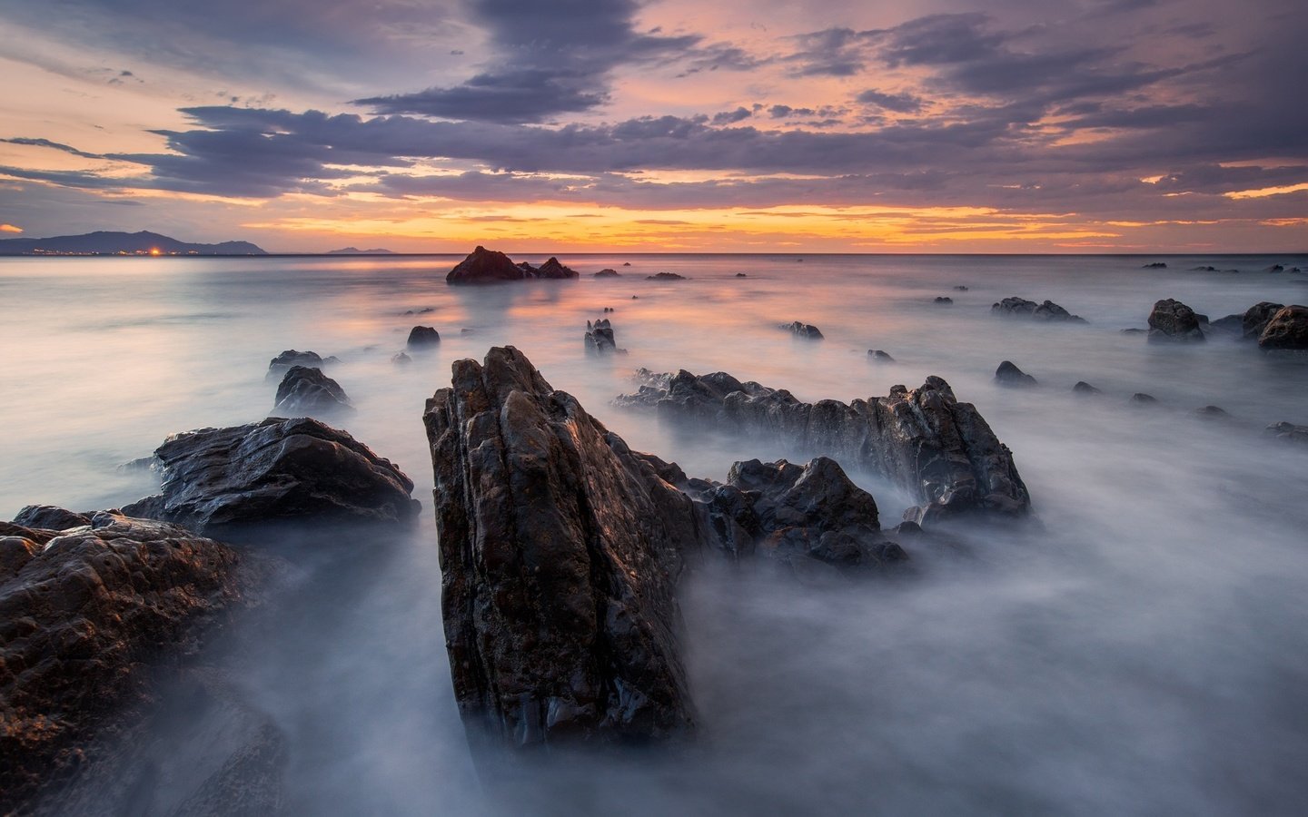 Обои небо, облака, скалы, камни, пляж, испания, выдержка, баррика, the sky, clouds, rocks, stones, beach, spain, excerpt, barrika разрешение 2000x1333 Загрузить