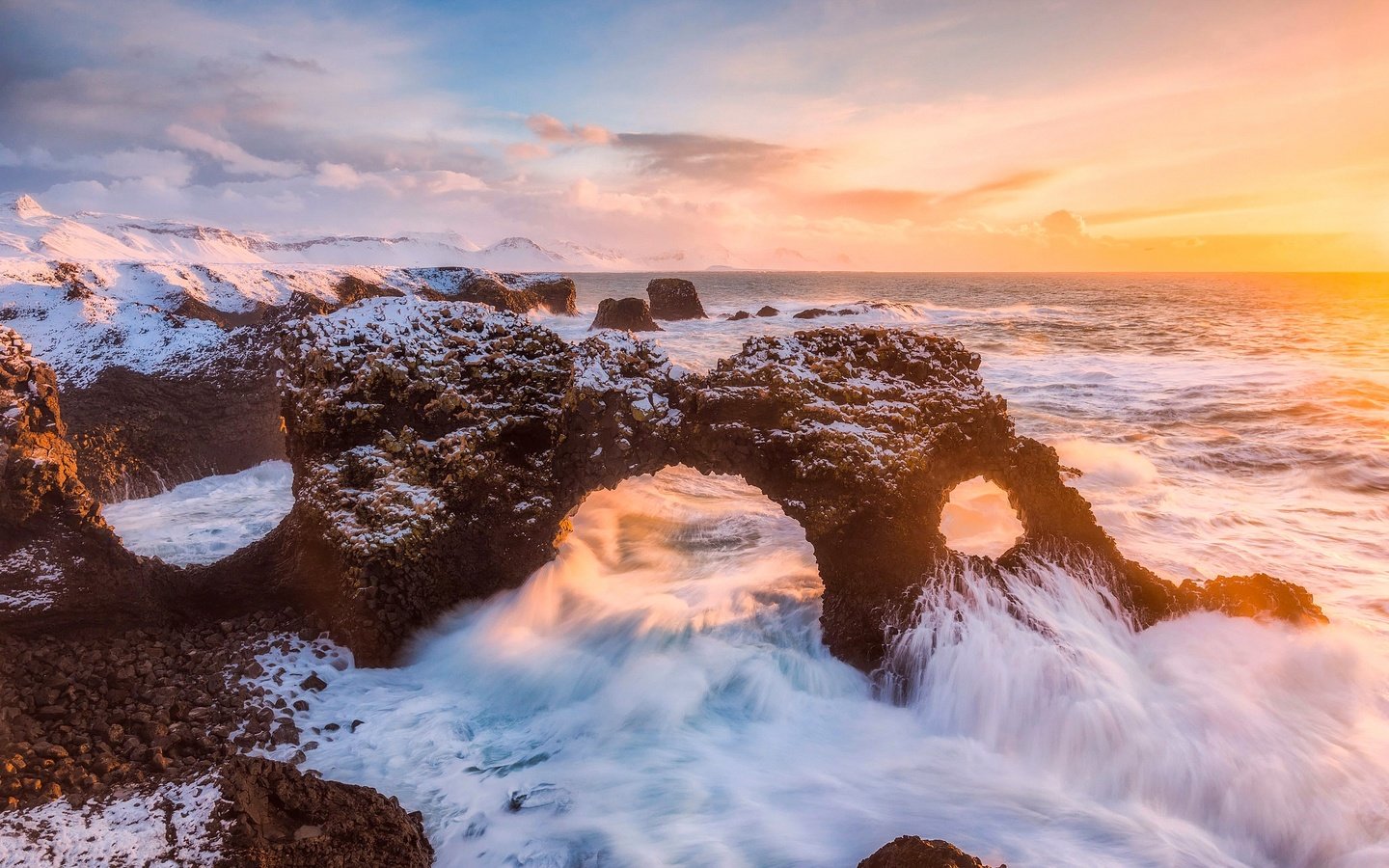 Обои свет, скалы, волны, море, утро, океан, арки, исландия, light, rocks, wave, sea, morning, the ocean, arch, iceland разрешение 2048x1367 Загрузить