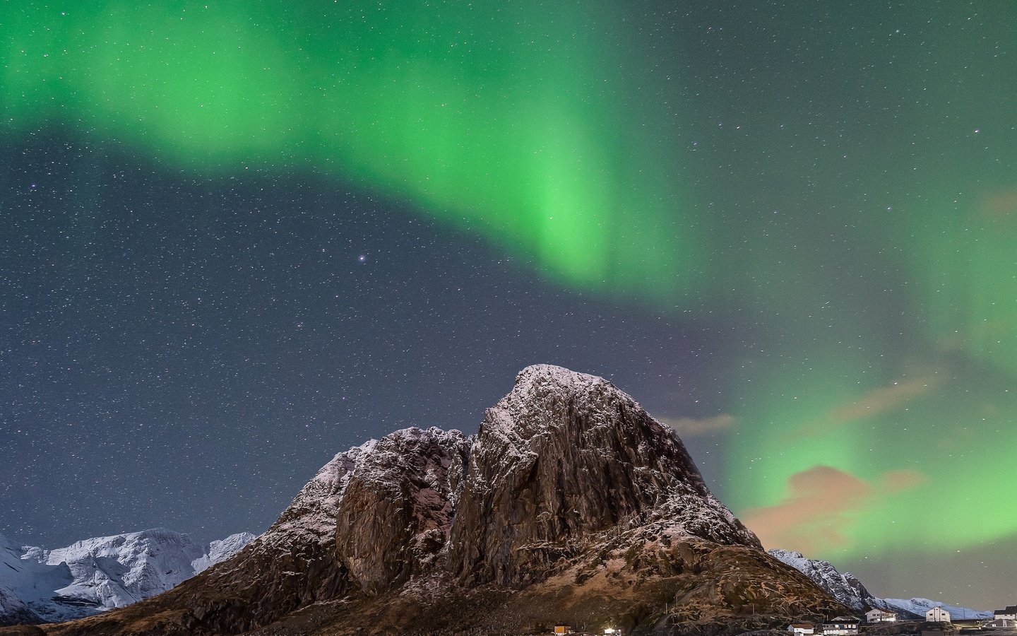 Обои горы, звезды, северное сияние, дома, норвегия, mountains, stars, northern lights, home, norway разрешение 2048x1365 Загрузить