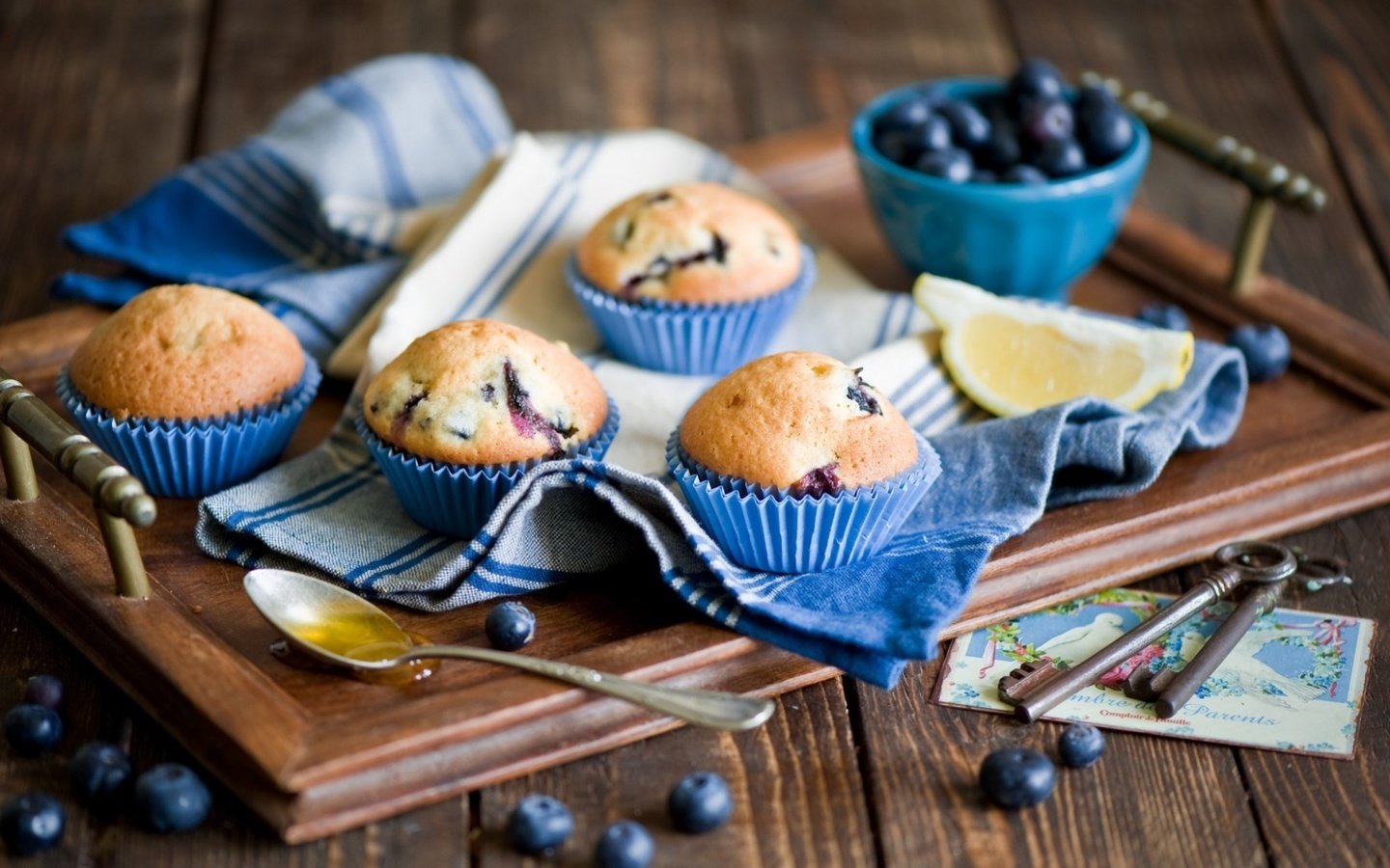 Обои кексы, ягоды, anna verdina, черника, blueberry muffins, полотенце, выпечка, натюрморт, ложка, поднос, ключи, cupcakes, berries, blueberries, towel, cakes, still life, spoon, tray, keys разрешение 1920x1277 Загрузить