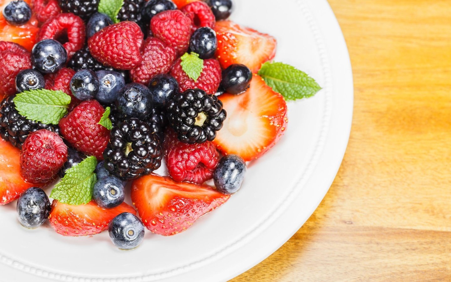 Обои малина, клубника, ягоды, черника, тарелка, ежевика, ассорти, raspberry, strawberry, berries, blueberries, plate, blackberry, cuts разрешение 2048x1365 Загрузить