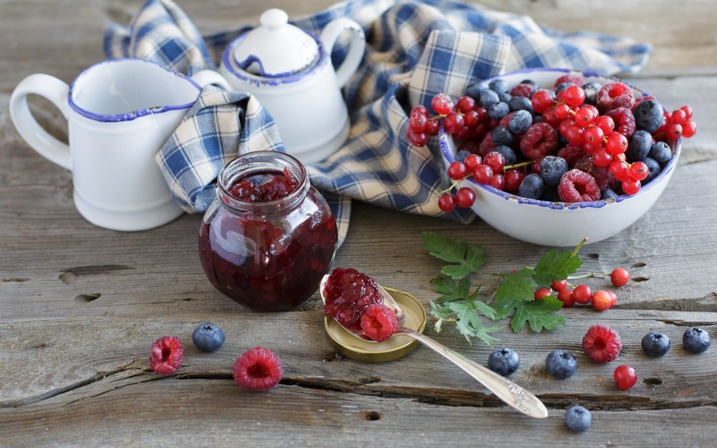 Обои малина, джем, ягоды, черника, натюрморт, смородина, клюква, raspberry, jam, berries, blueberries, still life, currants, cranberry разрешение 1920x1338 Загрузить