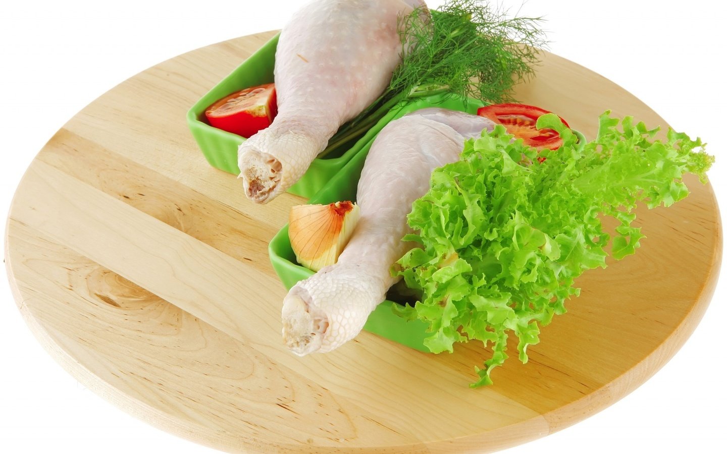 Обои зелень, белый фон, овощи, мясо, курица, дощечка, куриные ножки, greens, white background, vegetables, meat, chicken, plate, chicken legs разрешение 1920x1323 Загрузить