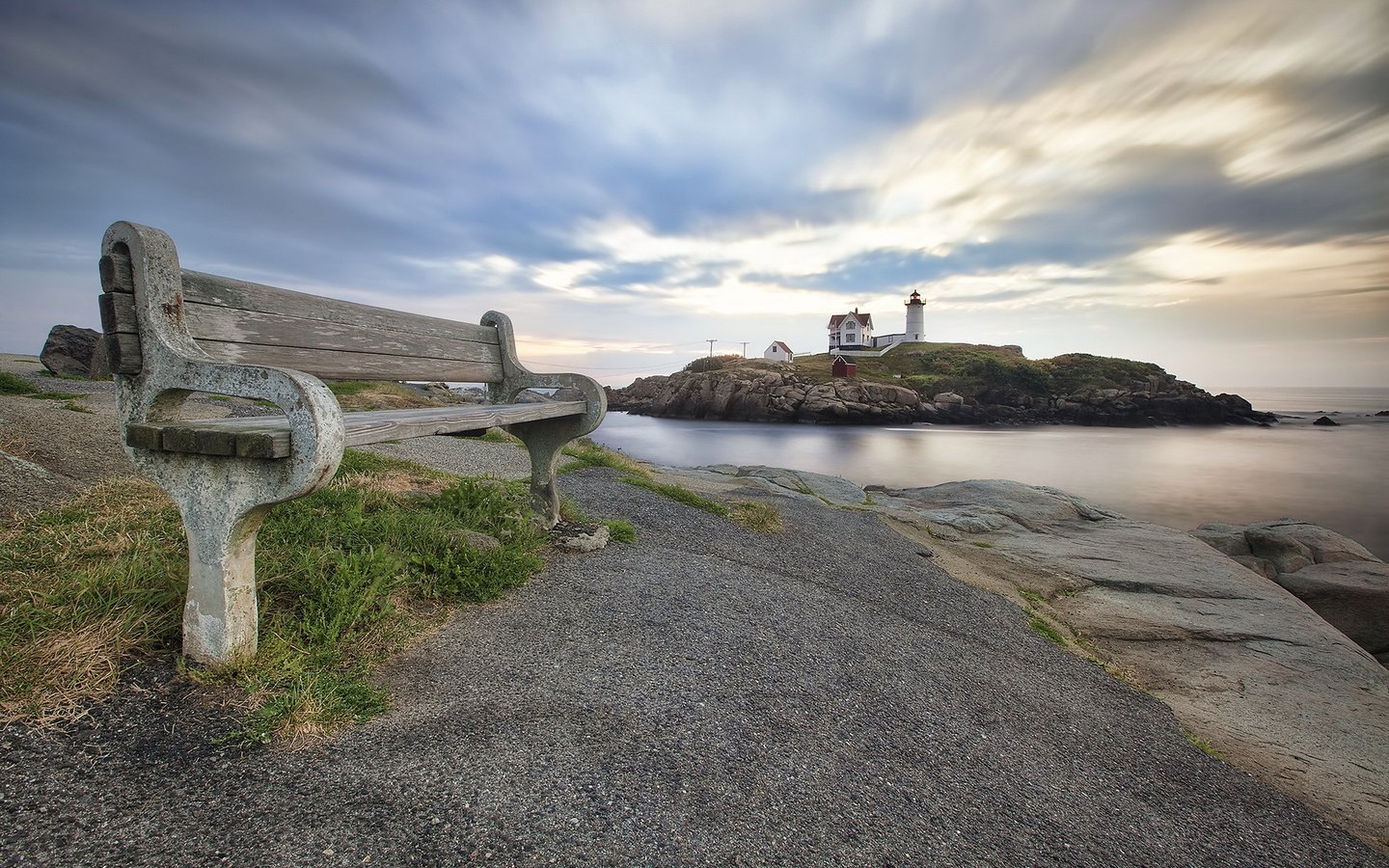 Обои небо, облака, море, маяк, побережье, скамейка, the sky, clouds, sea, lighthouse, coast, bench разрешение 1920x1200 Загрузить