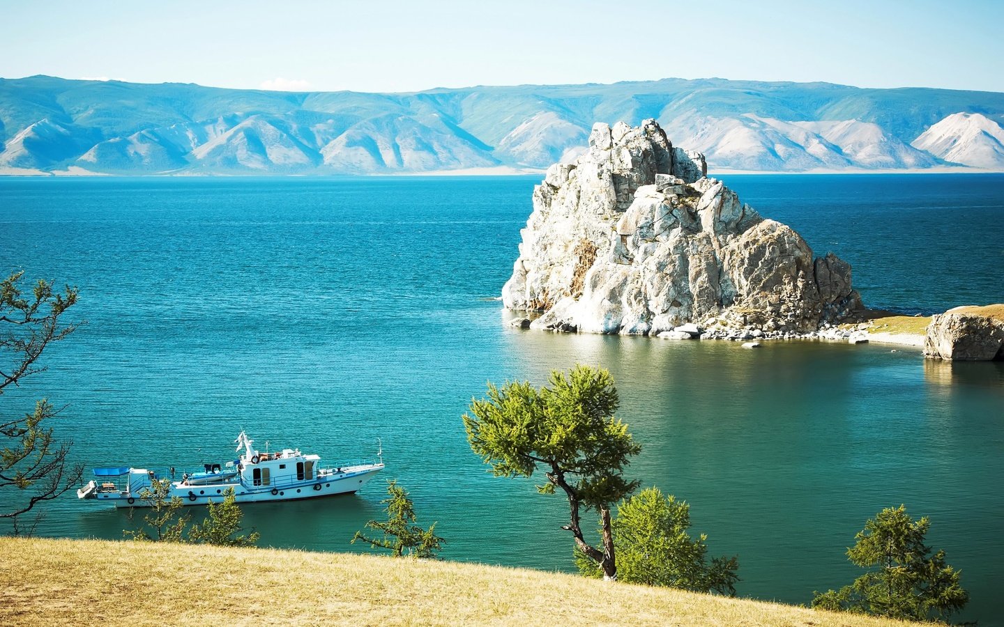 Обои озеро, горы, скалы, берег, корабль, россия, байкал, остров ольхон, lake, mountains, rocks, shore, ship, russia, baikal разрешение 2560x1600 Загрузить