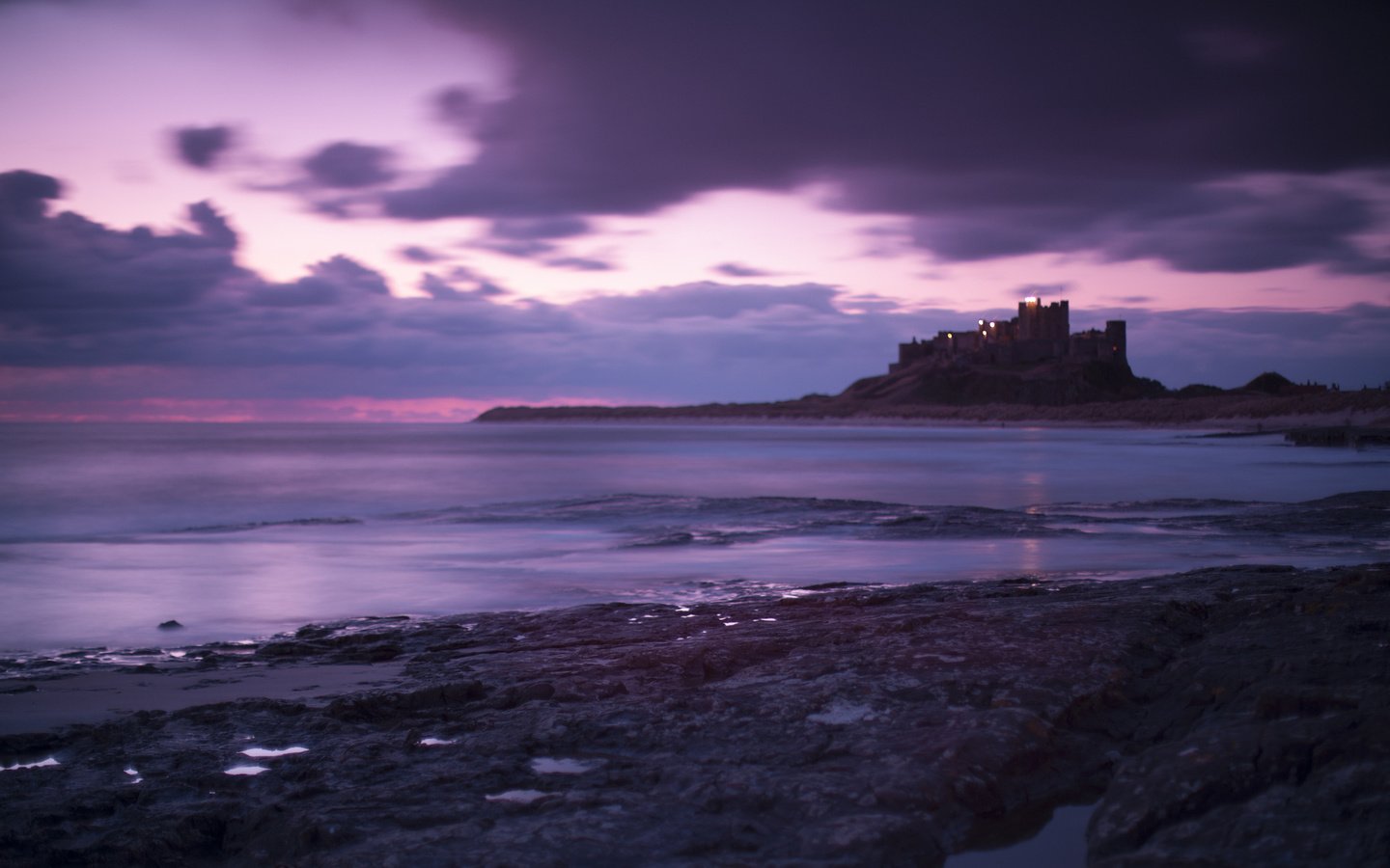 Обои облака, море, англия, неба, вечернее, great britain, берег моря, bamburgh castle, лиловая, clouds, sea, england, sky, evening, coast, purple разрешение 1920x1200 Загрузить