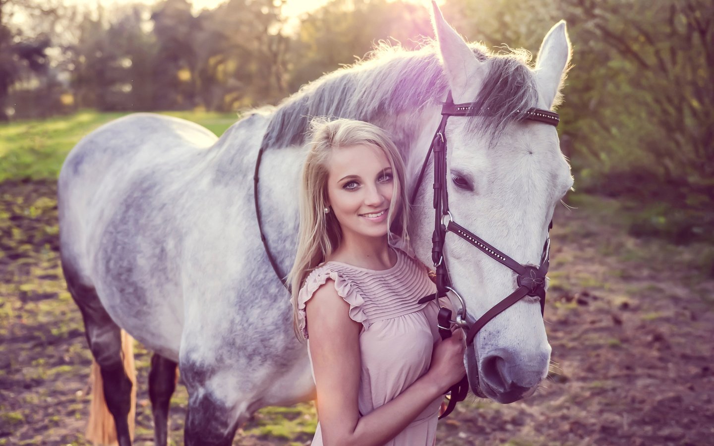 Обои девушка, улыбка, конь, lisette lubbers, lisette, girl, smile, horse разрешение 2048x1365 Загрузить