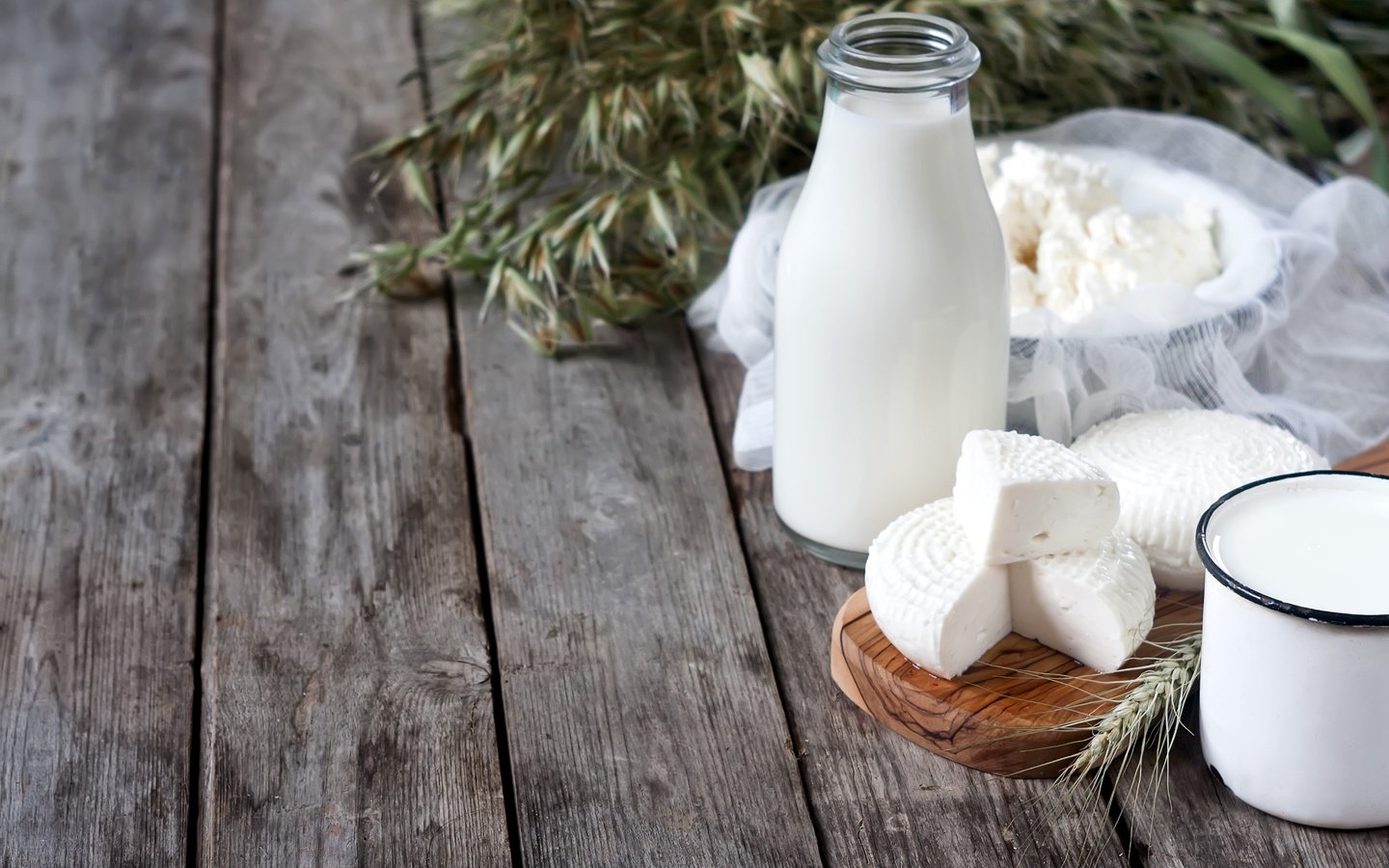 Обои доски, сыр, кружка, бутылка, молоко, творог, молочные продукты, board, cheese, mug, bottle, milk, dairy products разрешение 2700x1800 Загрузить