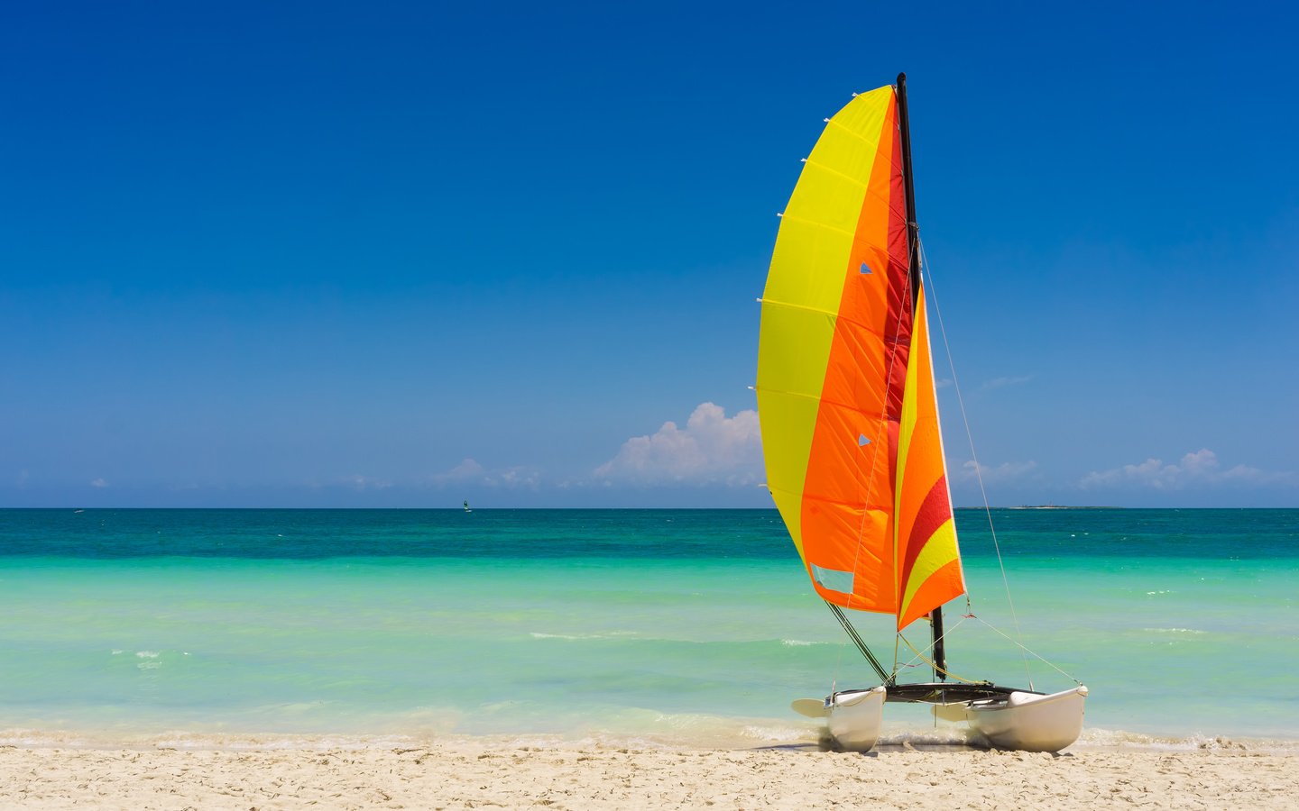 Обои небо, берег, море, песок, пляж, парусник, яхта, the sky, shore, sea, sand, beach, sailboat, yacht разрешение 3840x2400 Загрузить