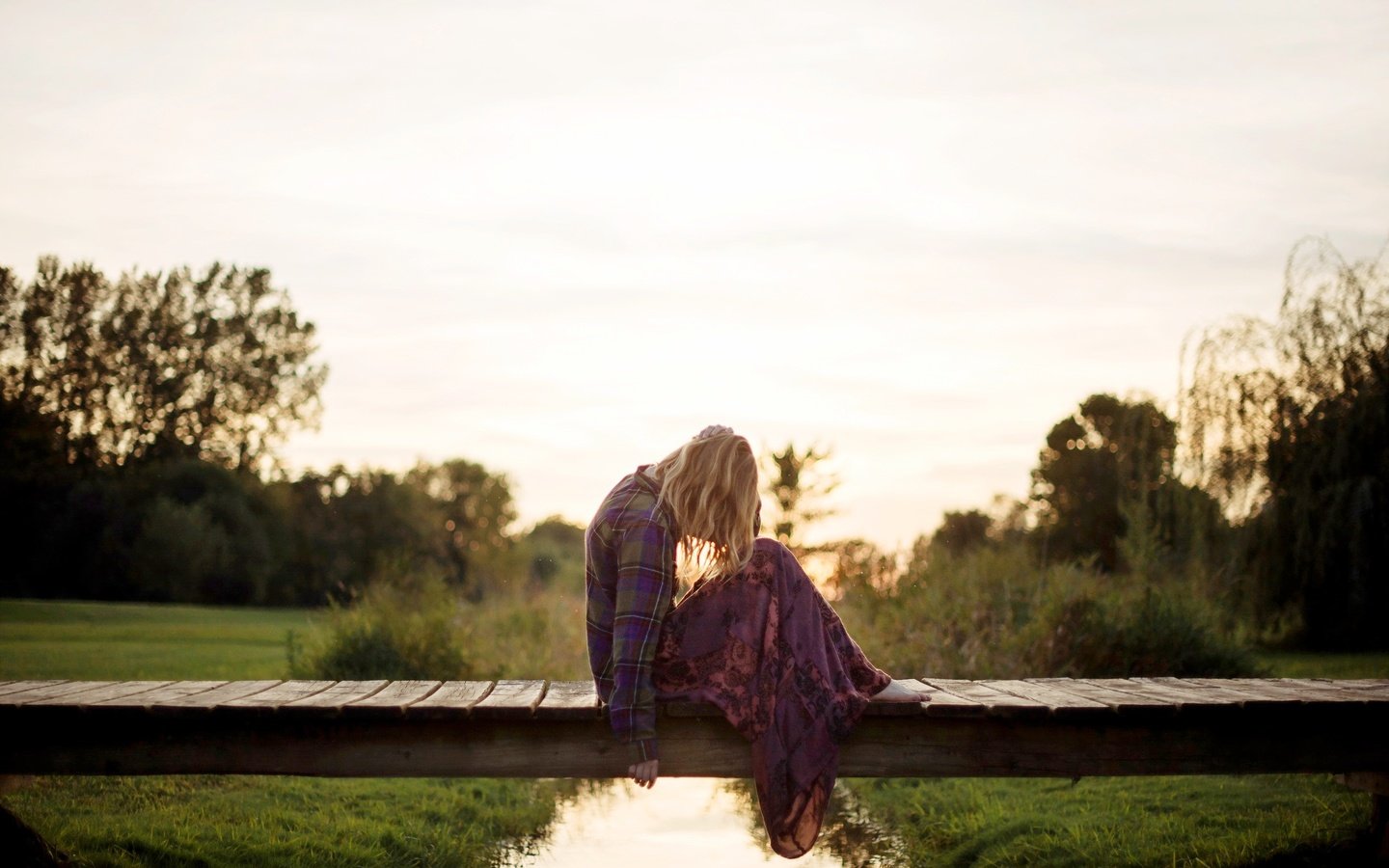 Обои вода, девушка, настроение, блондинка, мост, water, girl, mood, blonde, bridge разрешение 2560x1709 Загрузить