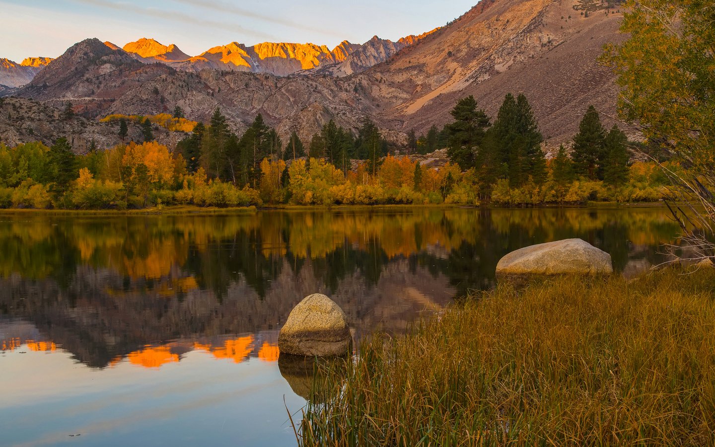 Обои деревья, озеро, горы, камни, отражение, сша, калифорния, trees, lake, mountains, stones, reflection, usa, ca разрешение 2048x1365 Загрузить