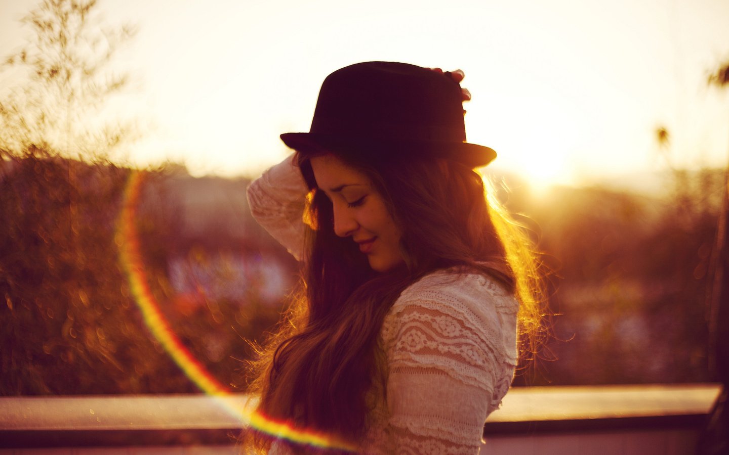 Обои солнце, девушка, волосы, шляпа, шатенка, the sun, girl, hair, hat, brown hair разрешение 2048x1365 Загрузить