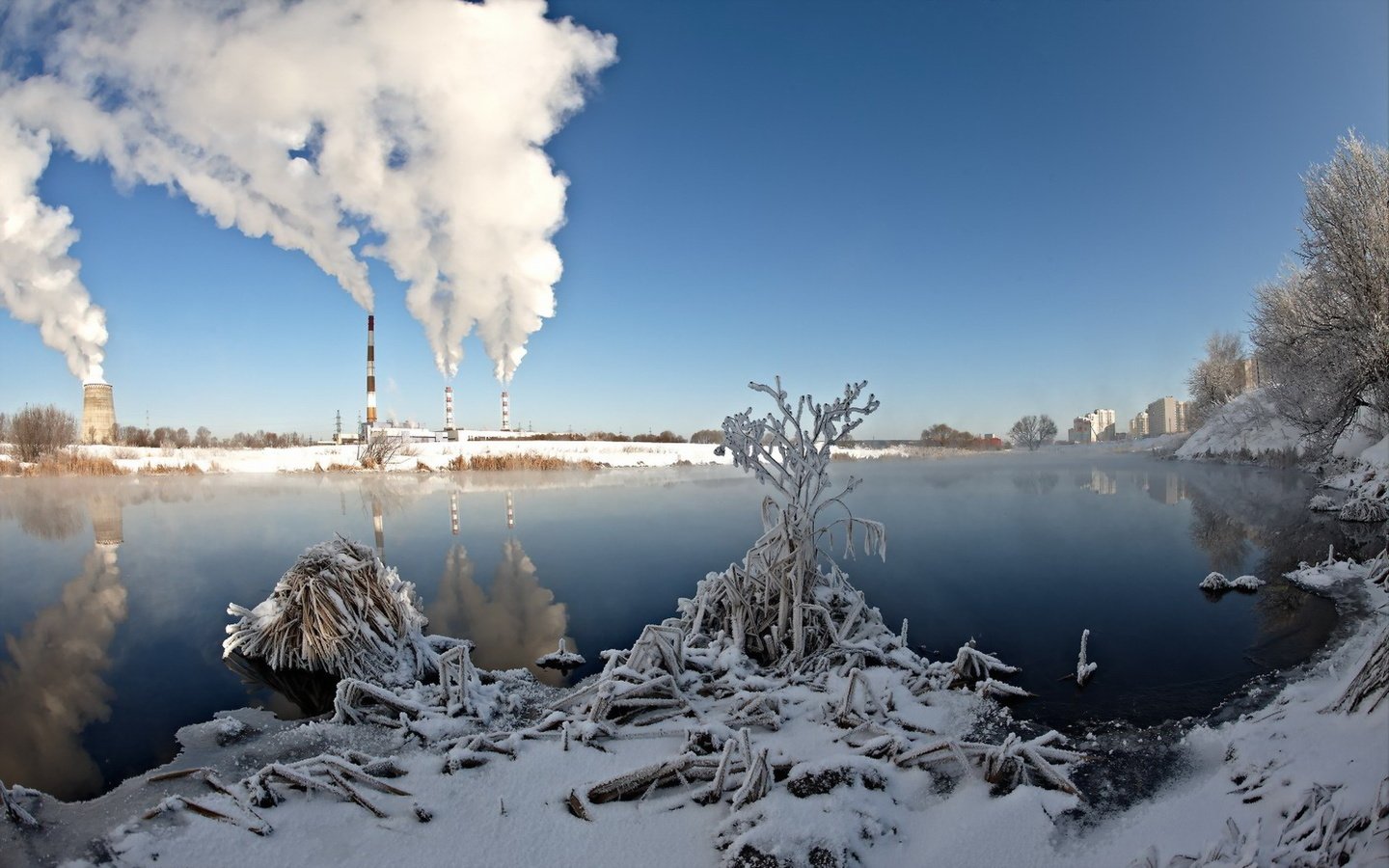 Обои река, зима, пейзаж, город, дым, трубы, river, winter, landscape, the city, smoke, pipe разрешение 1920x1200 Загрузить