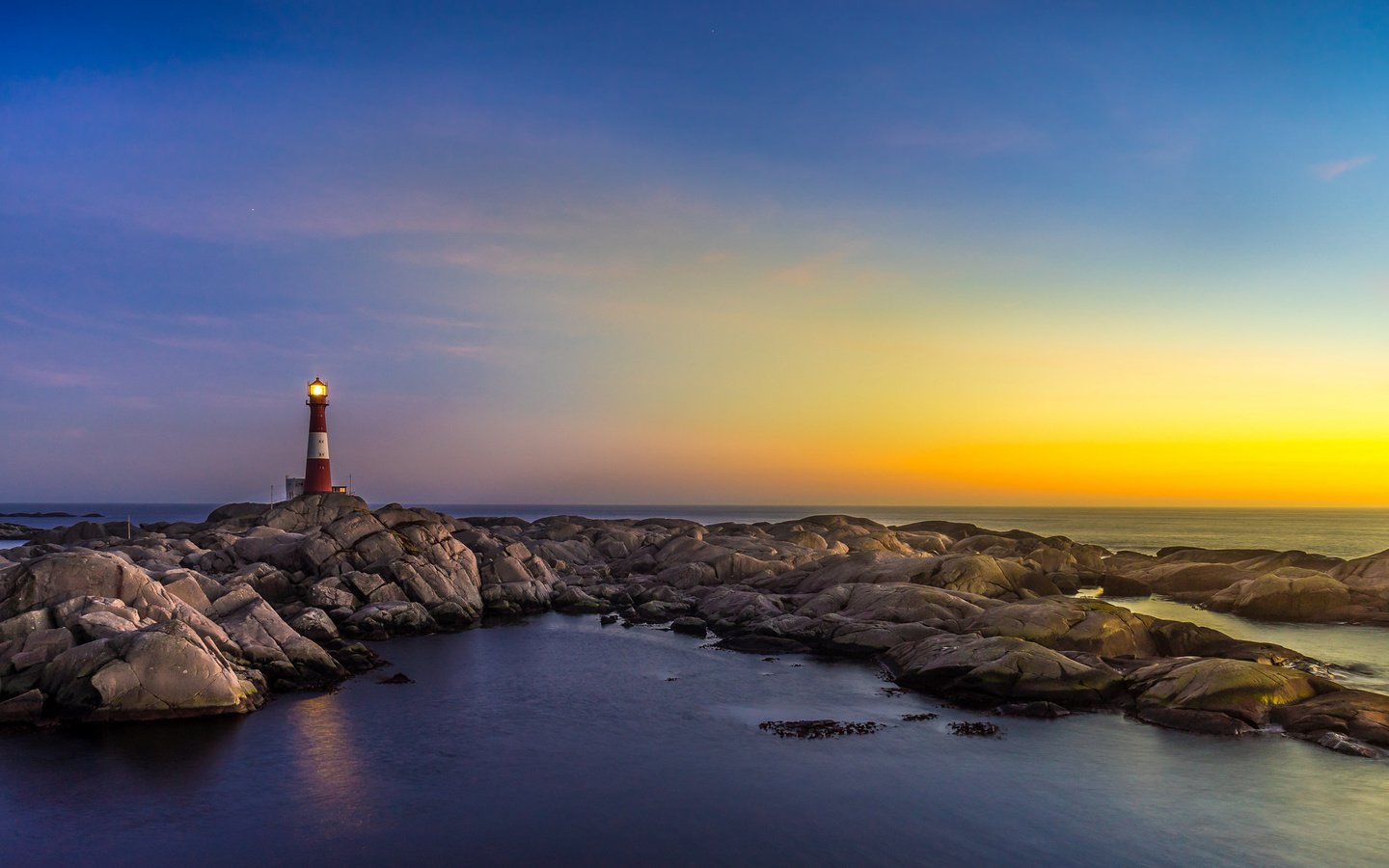 Обои небо, свет, закат, отражение, море, маяк, горизонт, the sky, light, sunset, reflection, sea, lighthouse, horizon разрешение 2048x1152 Загрузить