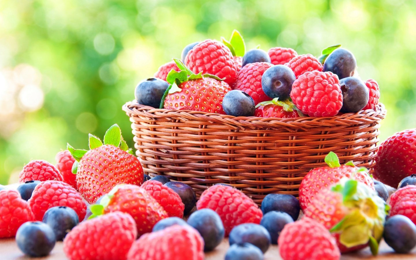 Обои малина, клубника, ягоды, лесные ягоды, черника, корзинка, парное, raspberry, strawberry, berries, blueberries, basket, fresh разрешение 2880x1986 Загрузить