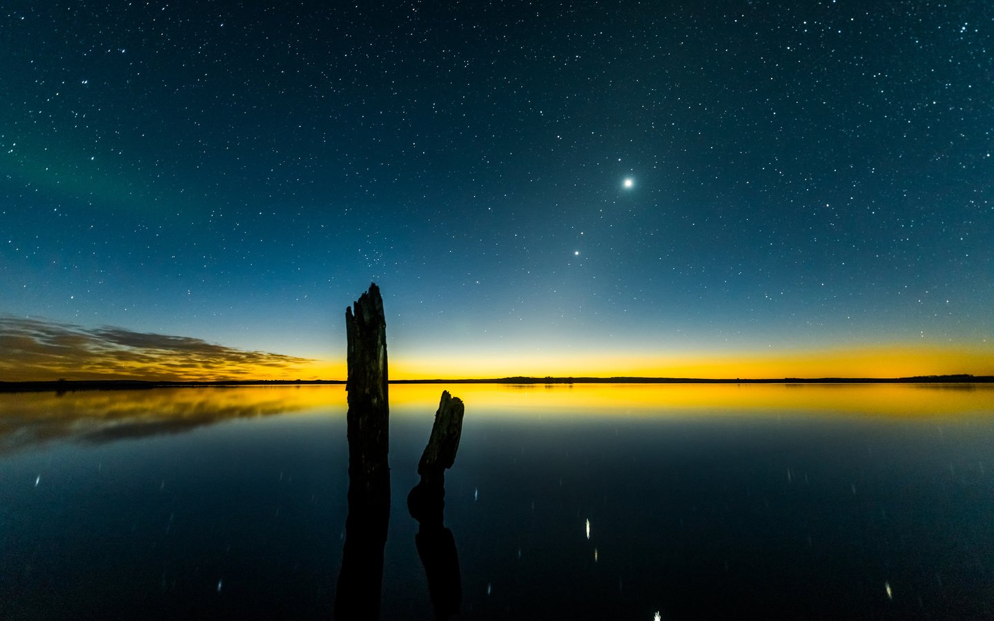 Обои небо, озеро, отражение, звезды, восход солнца, коряги, the sky, lake, reflection, stars, sunrise, driftwood разрешение 2048x1367 Загрузить