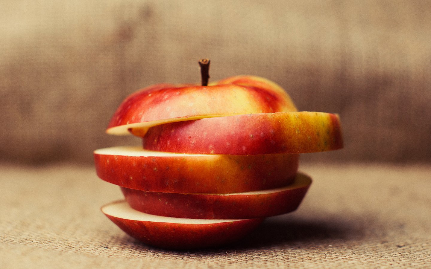 Обои фрукты, яблоки, ломтики, яблоко, плоды, кусочки, нарезанные, fruit, apples, slices, apple, pieces, sliced разрешение 3872x2592 Загрузить