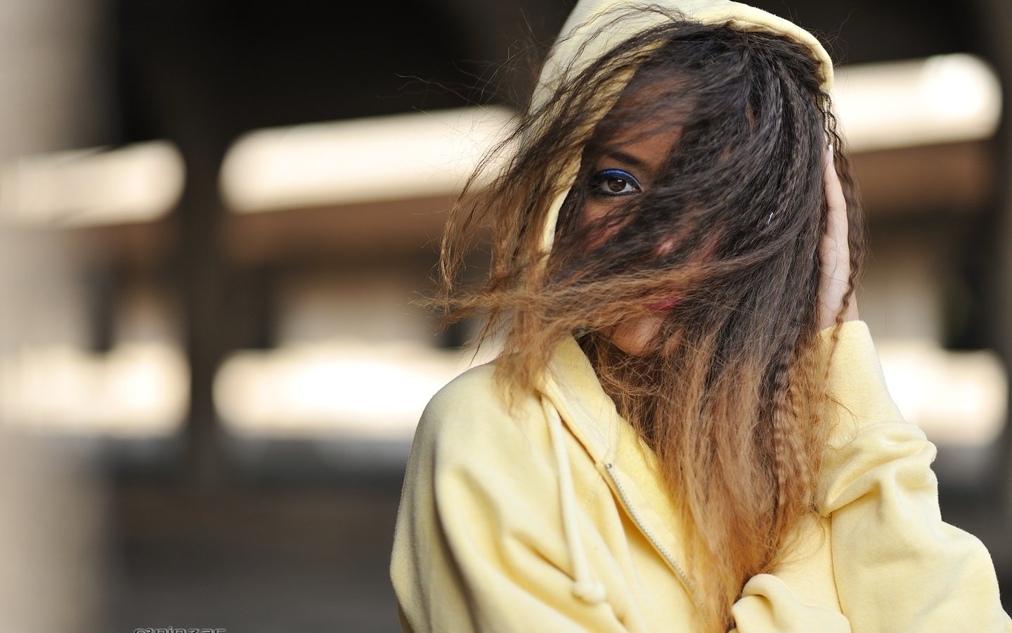 Обои девушка, взгляд, волосы, фотограф, ветер, джованни zacche, girl, look, hair, photographer, the wind, giovanni zacche разрешение 2048x1363 Загрузить