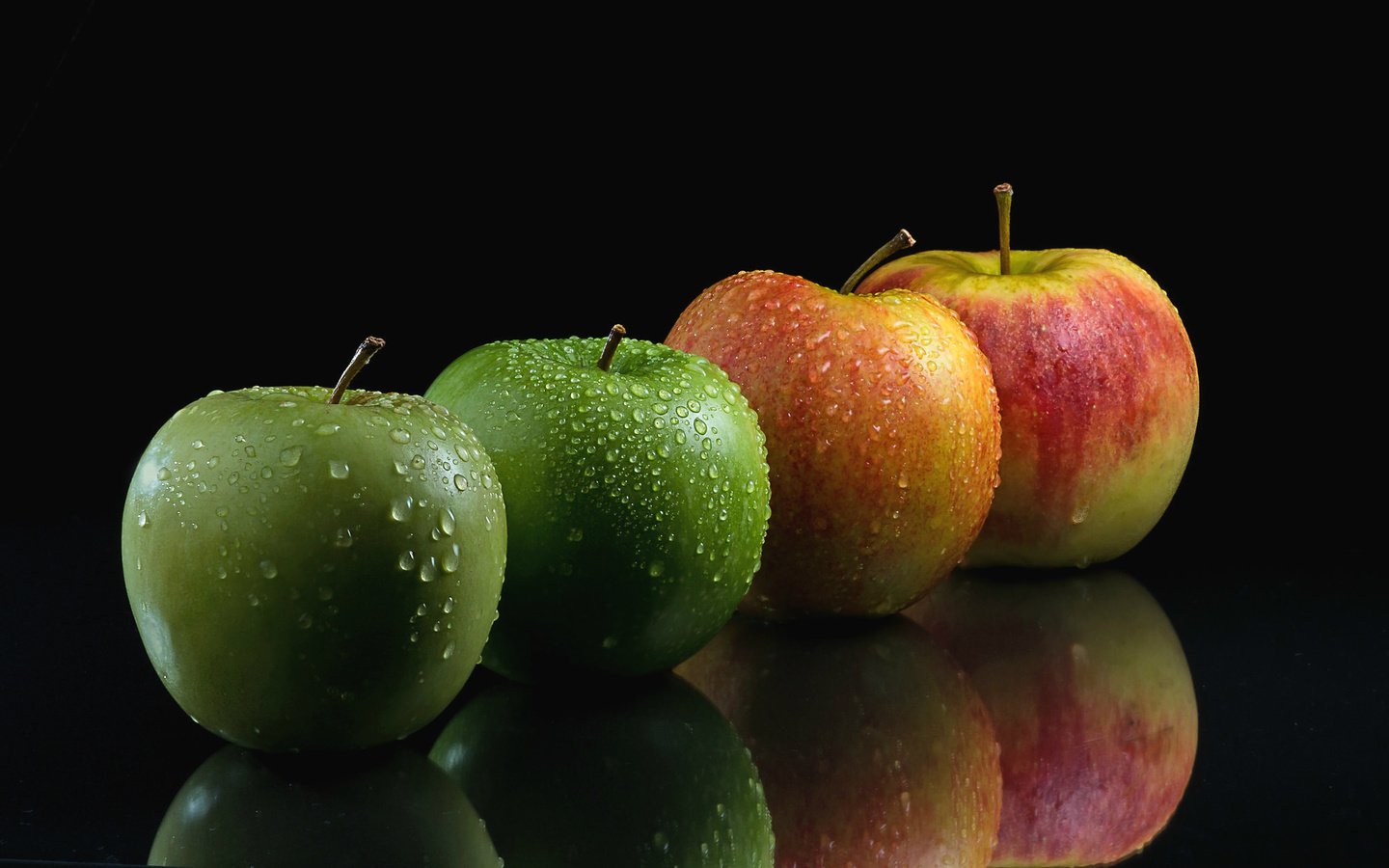 Обои вода, капли, фрукты, яблоки, черный фон, water, drops, fruit, apples, black background разрешение 2048x1260 Загрузить