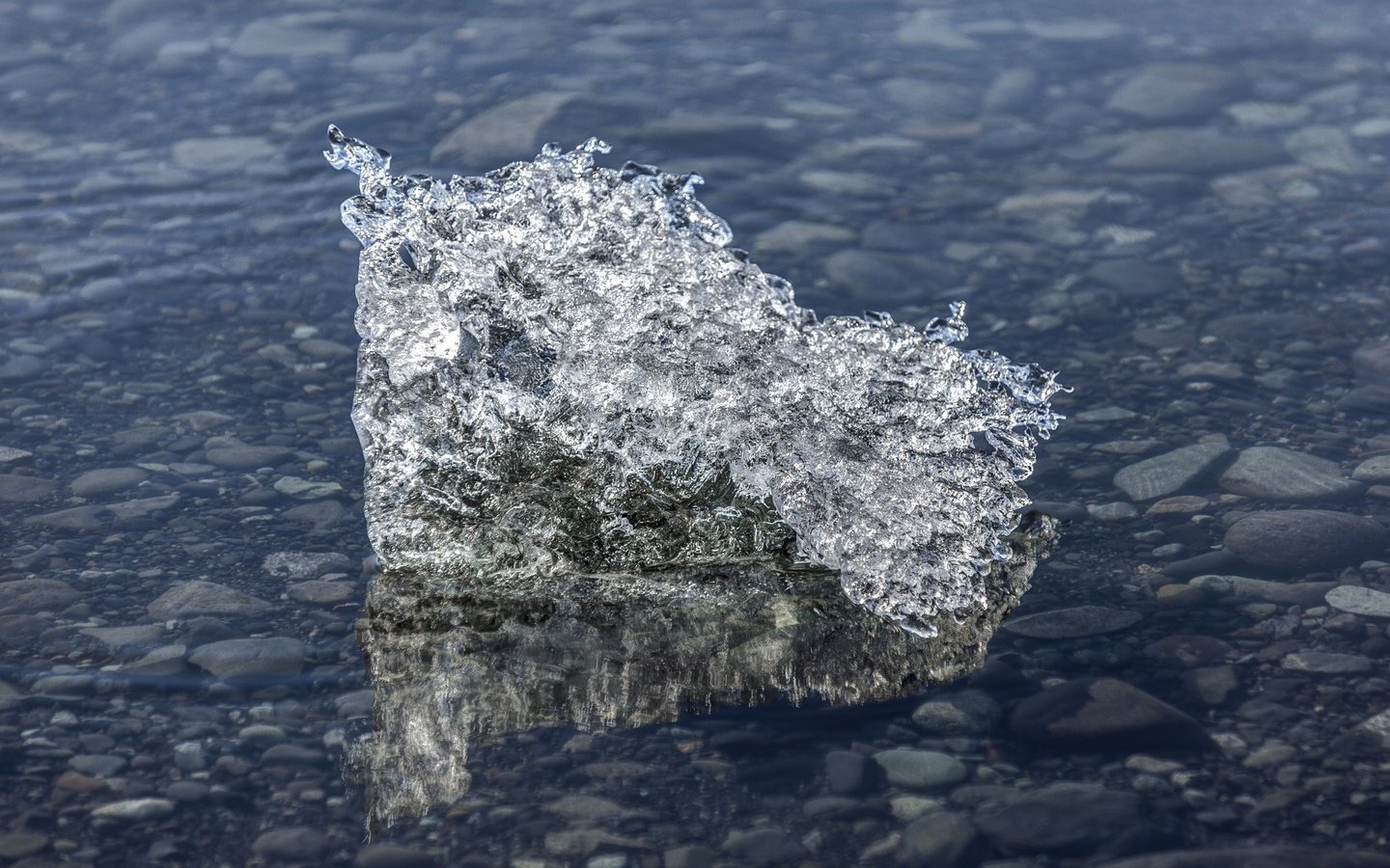 Обои вода, зима, лёд, блеск, холод, камешки, льдина, water, winter, ice, shine, cold, pebbles, floe разрешение 2048x1256 Загрузить