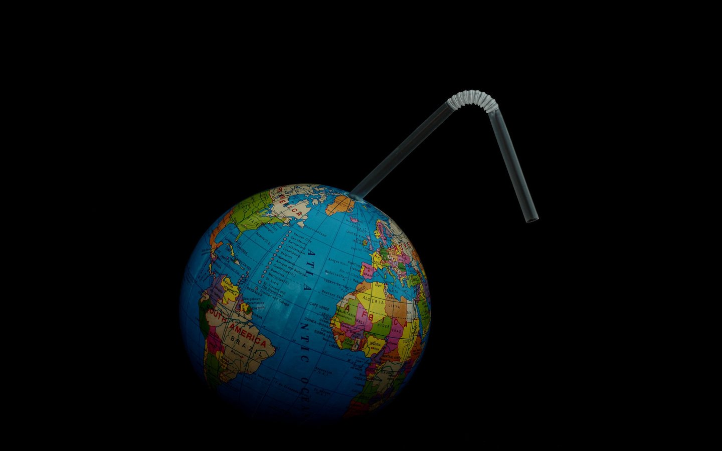 Обои земля, фон, глобус, трубочка, earth, background, globe, tube разрешение 2048x1365 Загрузить