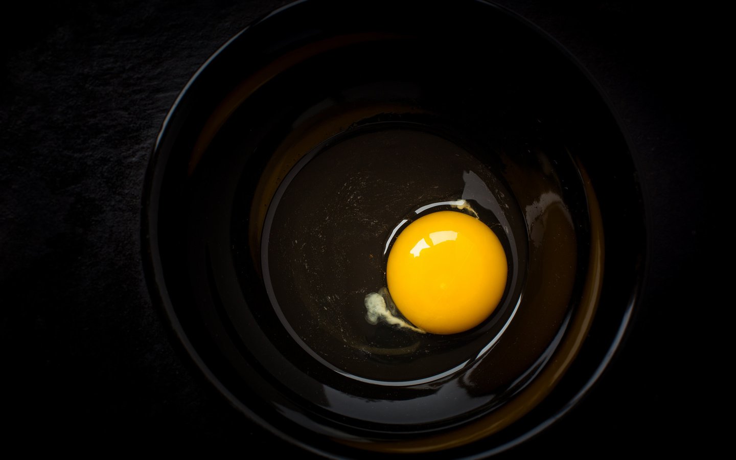 Обои макро, фон, черный фон, яйцо, миска, желток, macro, background, black background, egg, bowl, the yolk разрешение 2048x1365 Загрузить