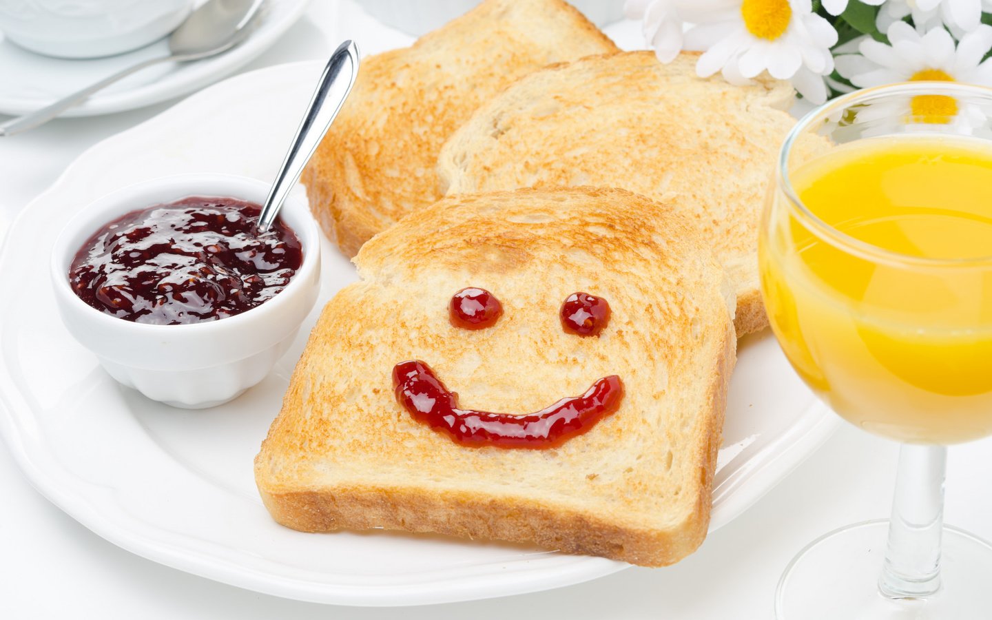 Обои улыбка, джем, хлеб, ромашки, завтрак, рожица, сок, тост, smile, jam, bread, chamomile, breakfast, smiley, juice, toast разрешение 2048x1356 Загрузить