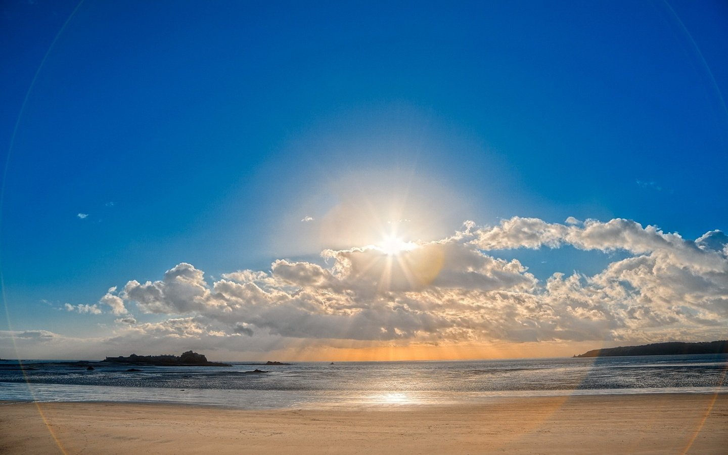 Обои небо, облака, солнце, песок, пляж, блики, the sky, clouds, the sun, sand, beach, glare разрешение 1920x1200 Загрузить