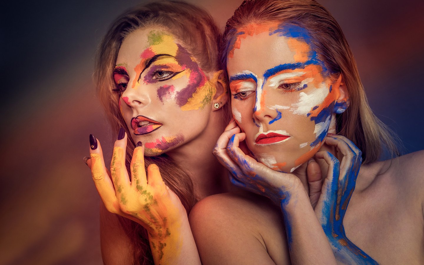 Обои арт, краска, макияж, две девушки, three of five colors, art, paint, makeup, two girls разрешение 2048x1365 Загрузить