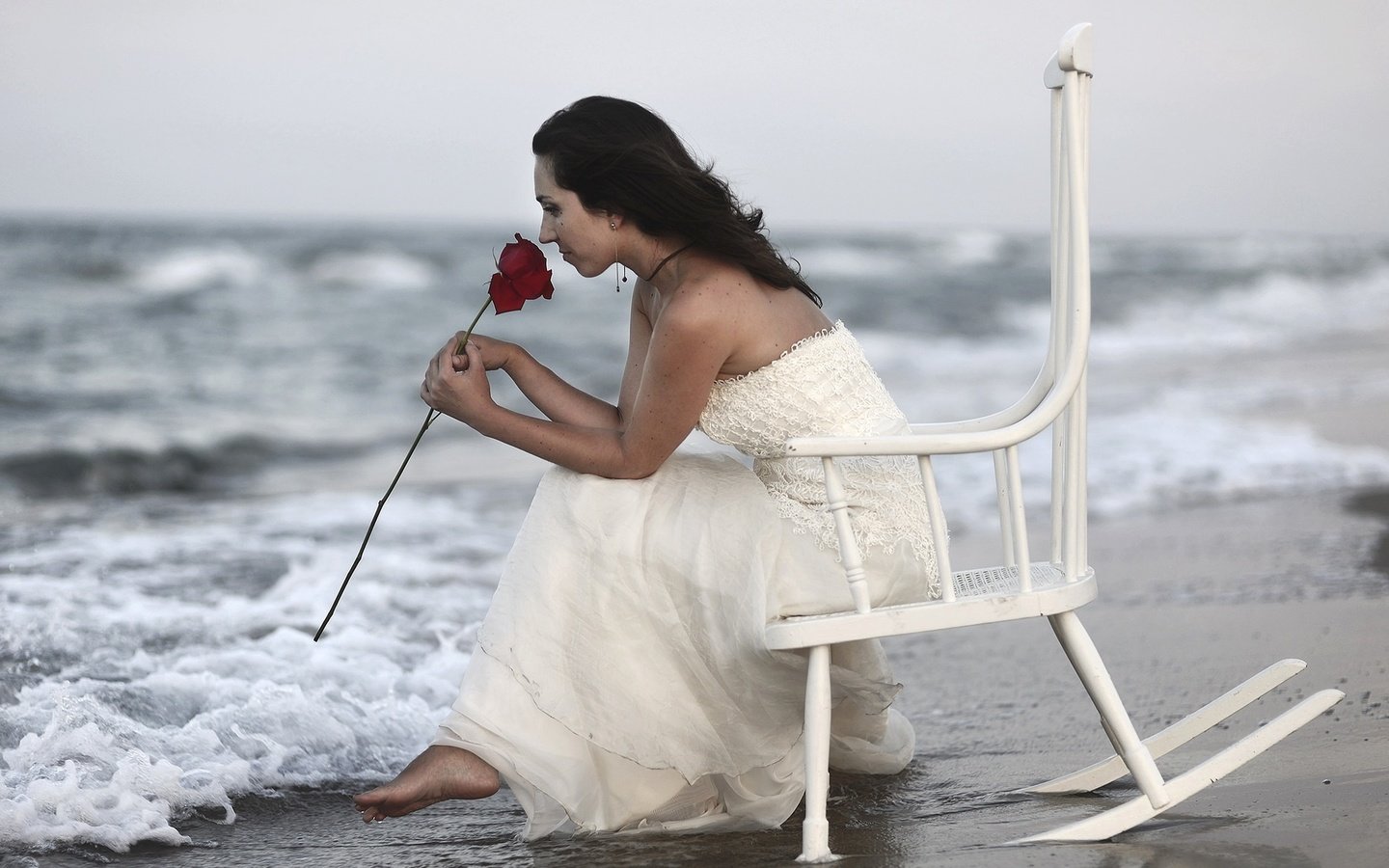 Обои девушка, море, роза, кресло, girl, sea, rose, chair разрешение 2048x1272 Загрузить