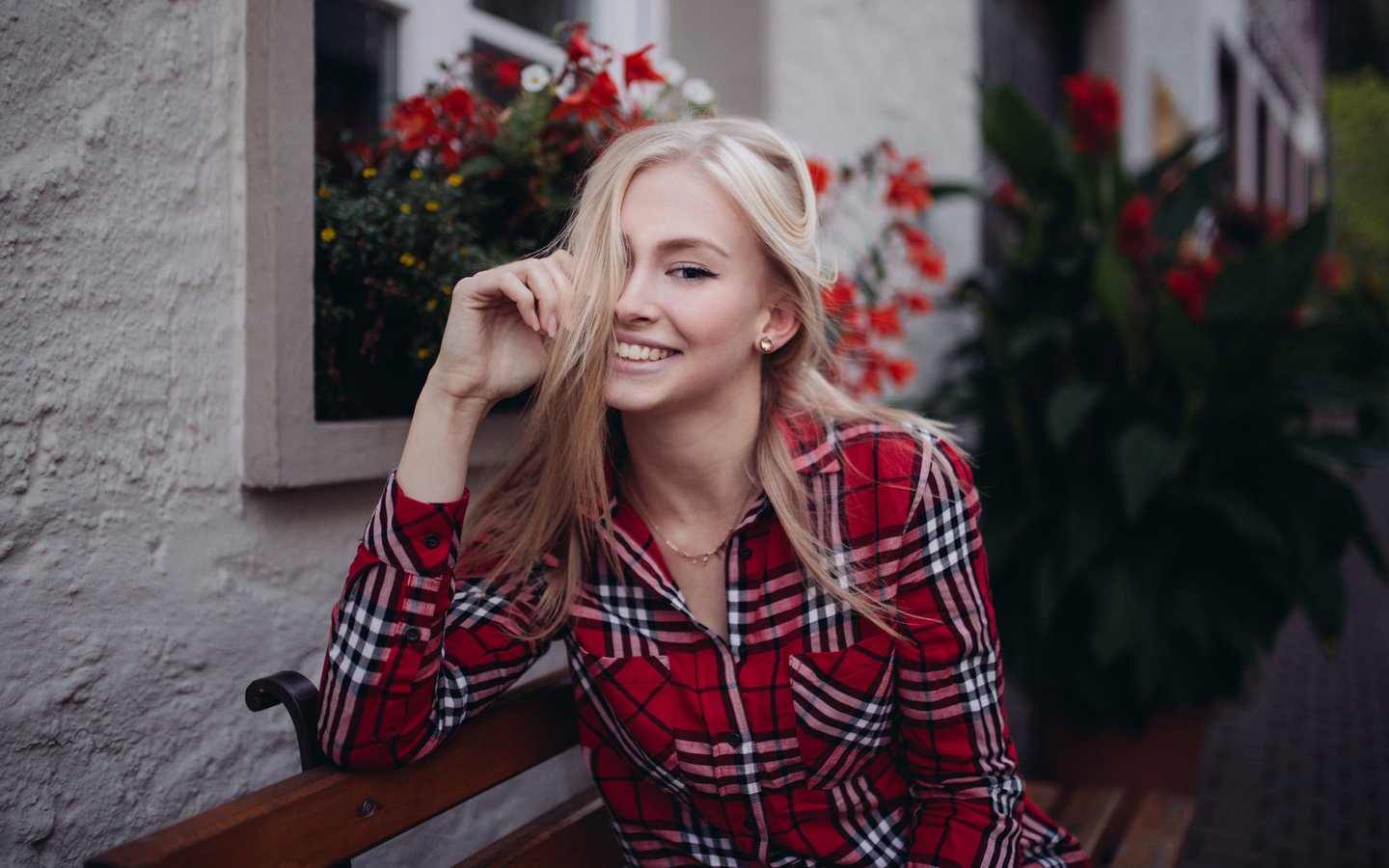 Обои девушка, блондинка, улыбка, рубашка, girl, blonde, smile, shirt разрешение 2262x1414 Загрузить