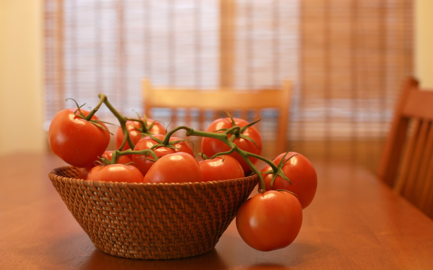 Обои красные, стол, овощи, помидоры, томаты, red, table, vegetables, tomatoes разрешение 5760x3840 Загрузить